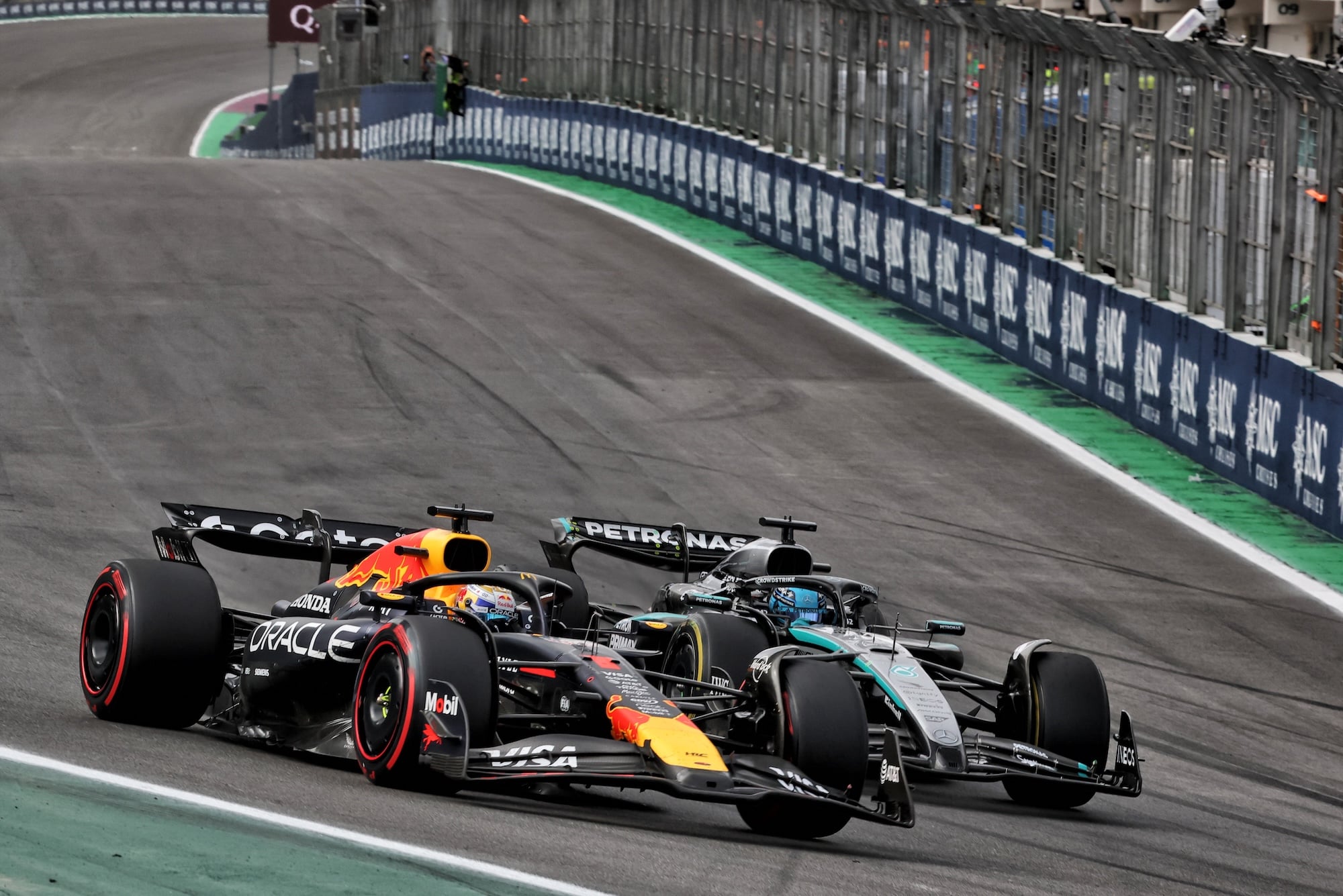 F1 hoje: Ferrari sob pressão, Bortoleto recebe apoio e nova era da Red Bull/Ford Max Verstappen (NLD) Red Bull Racing RB21 battle for position with George Russell (GBR) Mercedes AMG F1 W16.