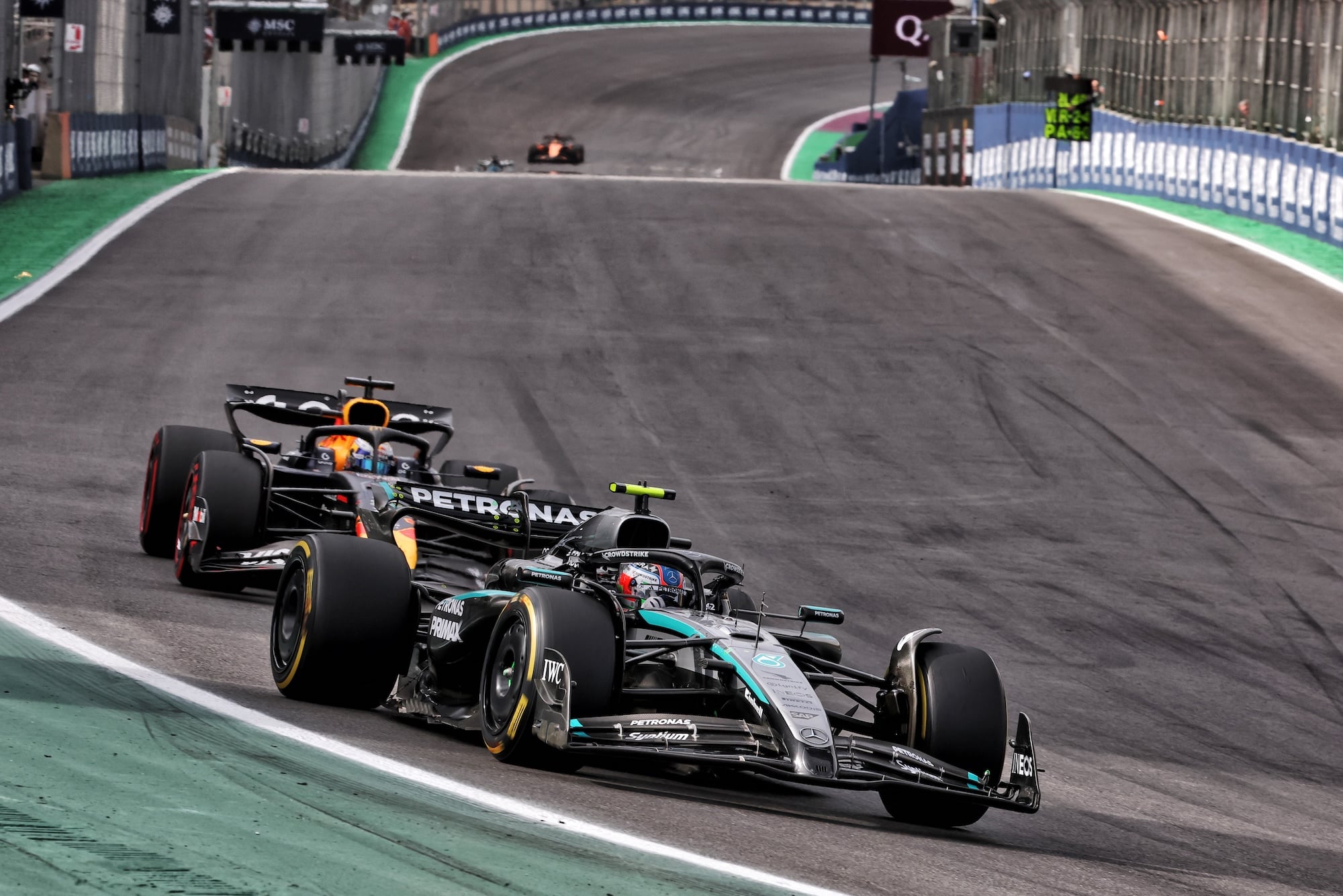 Antonelli sob ataque: novato se defendeu como veterano e garantiu melhor resultado da carreira Andrea Kimi Antonelli (ITA) Mercedes AMG F1 W16 and Max Verstappen (NLD) Red Bull Racing RB21 battle for position.