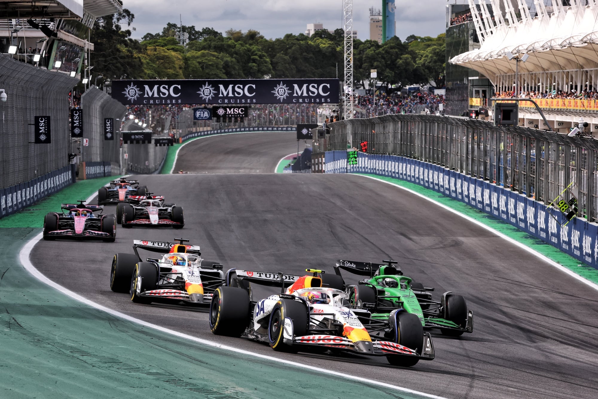 F1: Mudança de estratégia salva corrida de Lawson no GP de São Paulo Liam Lawson (NZL) Racing Bulls VCARB 02 and Nico Hulkenberg (GER) Sauber C45 battle for position.