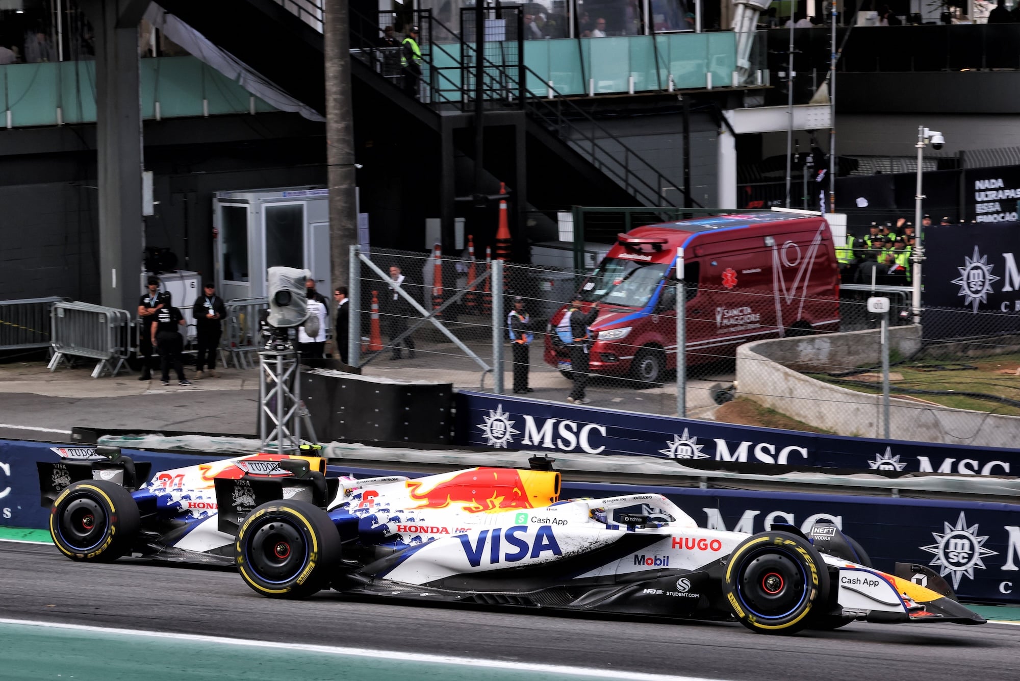 F1: Racing Bulls adia anúncio da dupla de 2026 e mantém Lawson à espera Isack Hadjar (FRA) Racing Bulls VCARB 02 and Liam Lawson (NZL) Racing Bulls VCARB 02 battle for position.