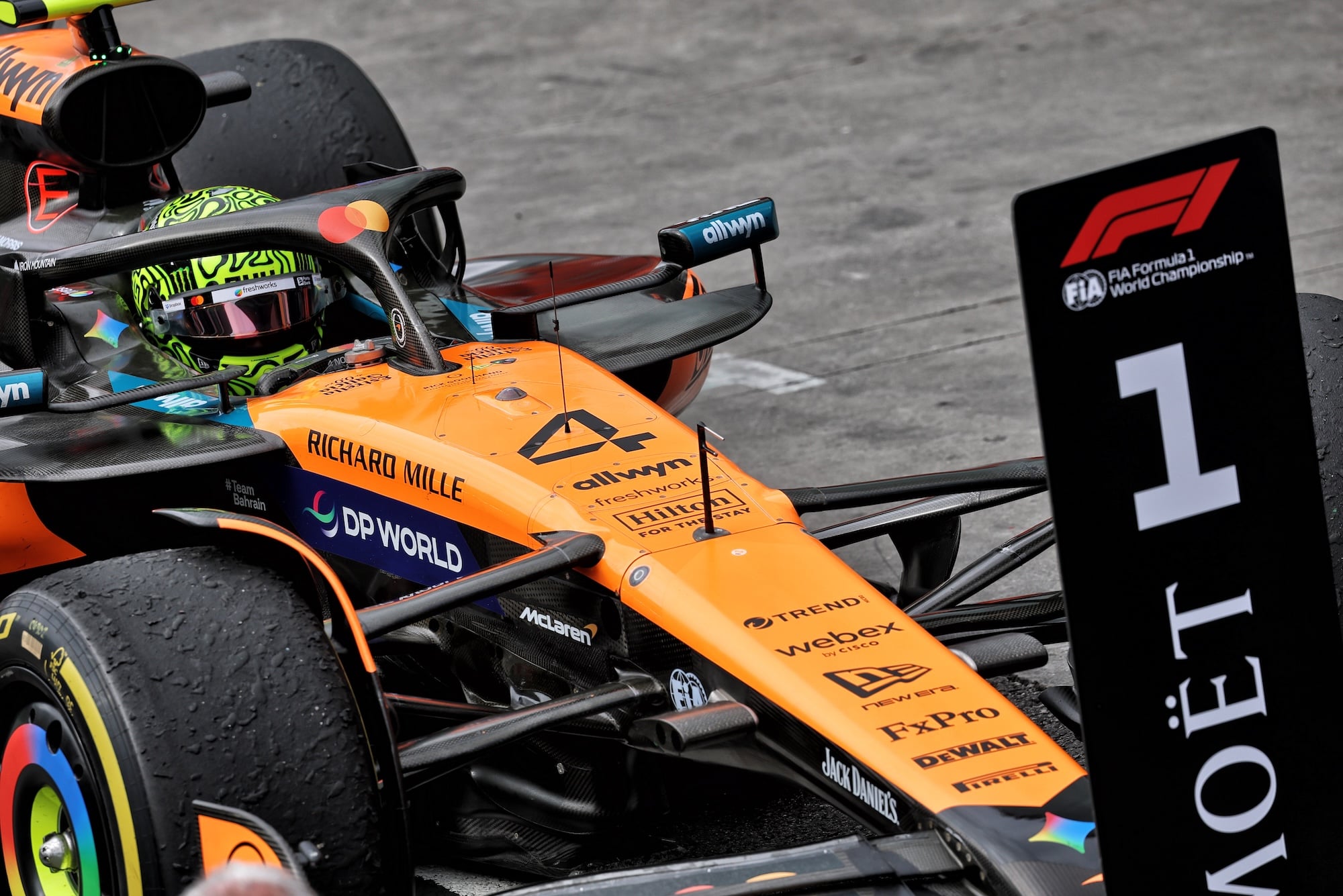 F1: Stella admite alívio da McLaren após decisão estratégica da Red Bull em São Paulo Race winner Lando Norris (GBR) McLaren MCL39 in parc ferme.