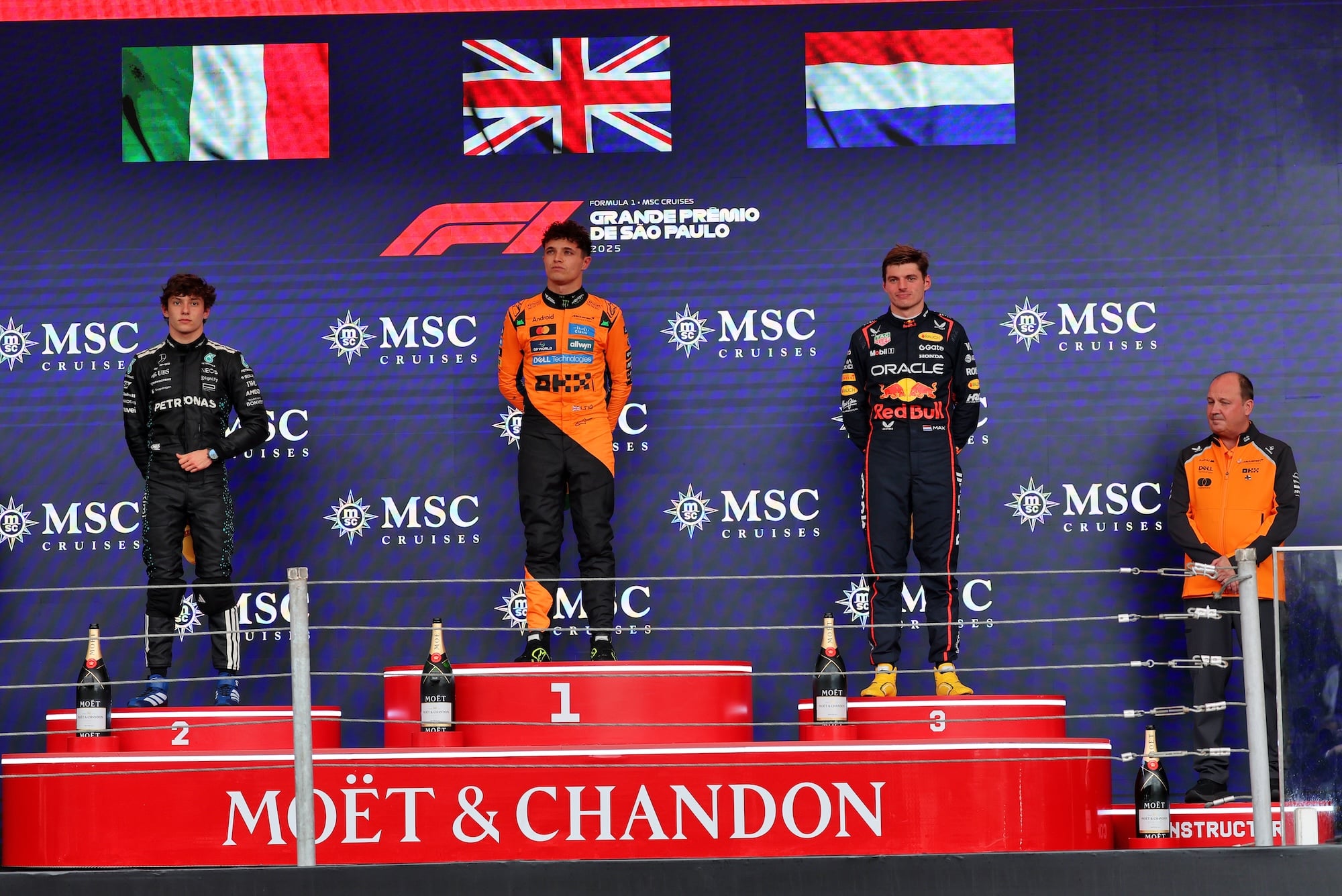 F1: Verstappen dá show e vai ao pódio após largar dos boxes em Interlagos The podium (L to R): The podium (L to R): Andrea Kimi Antonelli (ITA) Mercedes AMG F1, second; Lando Norris (GBR) McLaren, race winner; Max Verstappen (NLD) Red Bull Racing, third; Mark Norris (GBR) McLaren Director of Commercial Trackside Operations.