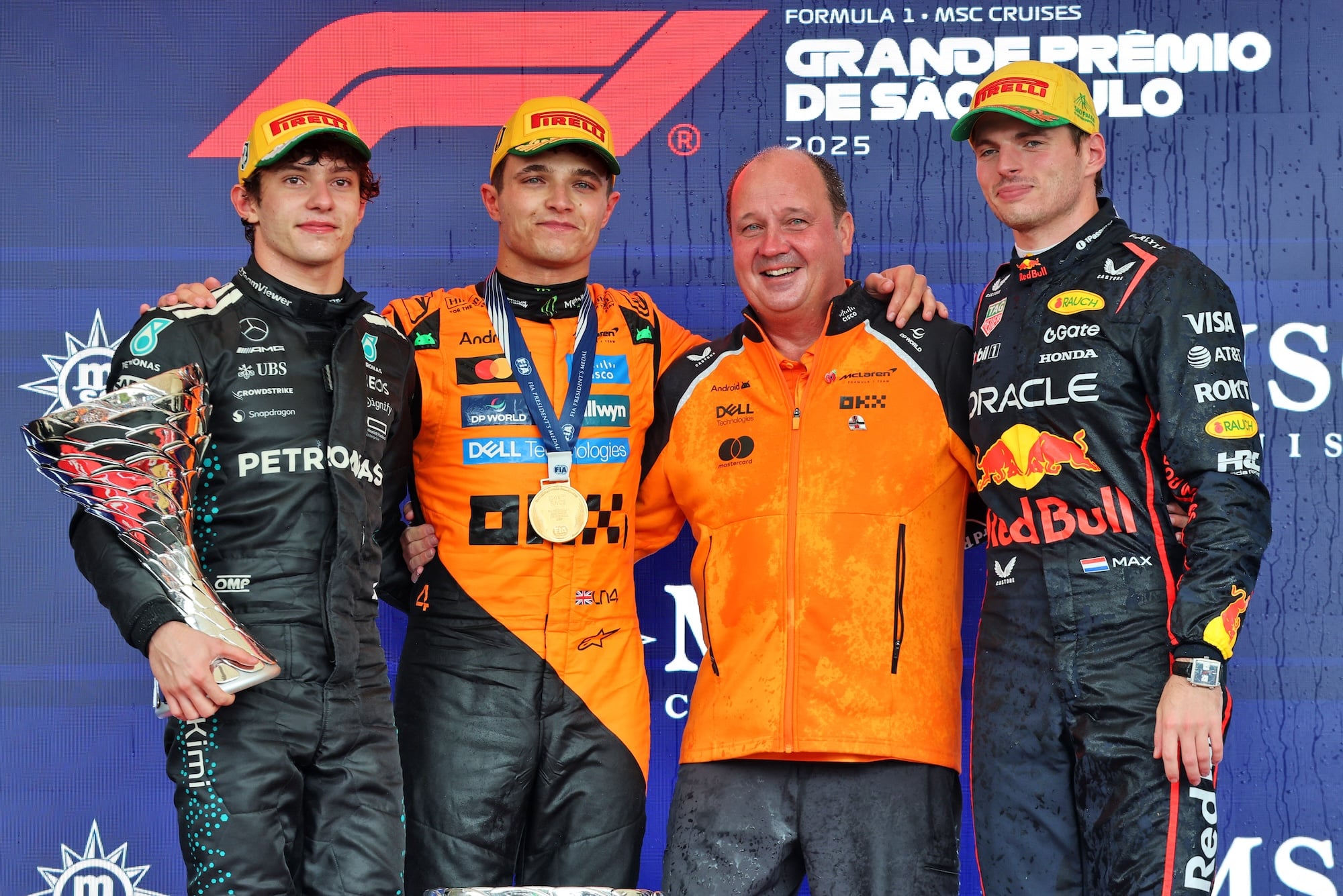 F1: Após brilhar em São Paulo, Verstappen evita escolher “melhor corrida” da carreira The podium (L to R): Andrea Kimi Antonelli (ITA) Mercedes AMG F1, second; Lando Norris (GBR) McLaren, race winner; Mark Norris (GBR) McLaren Director of Commercial Trackside Operations; Max Verstappen (NLD) Red Bull Racing, third.
