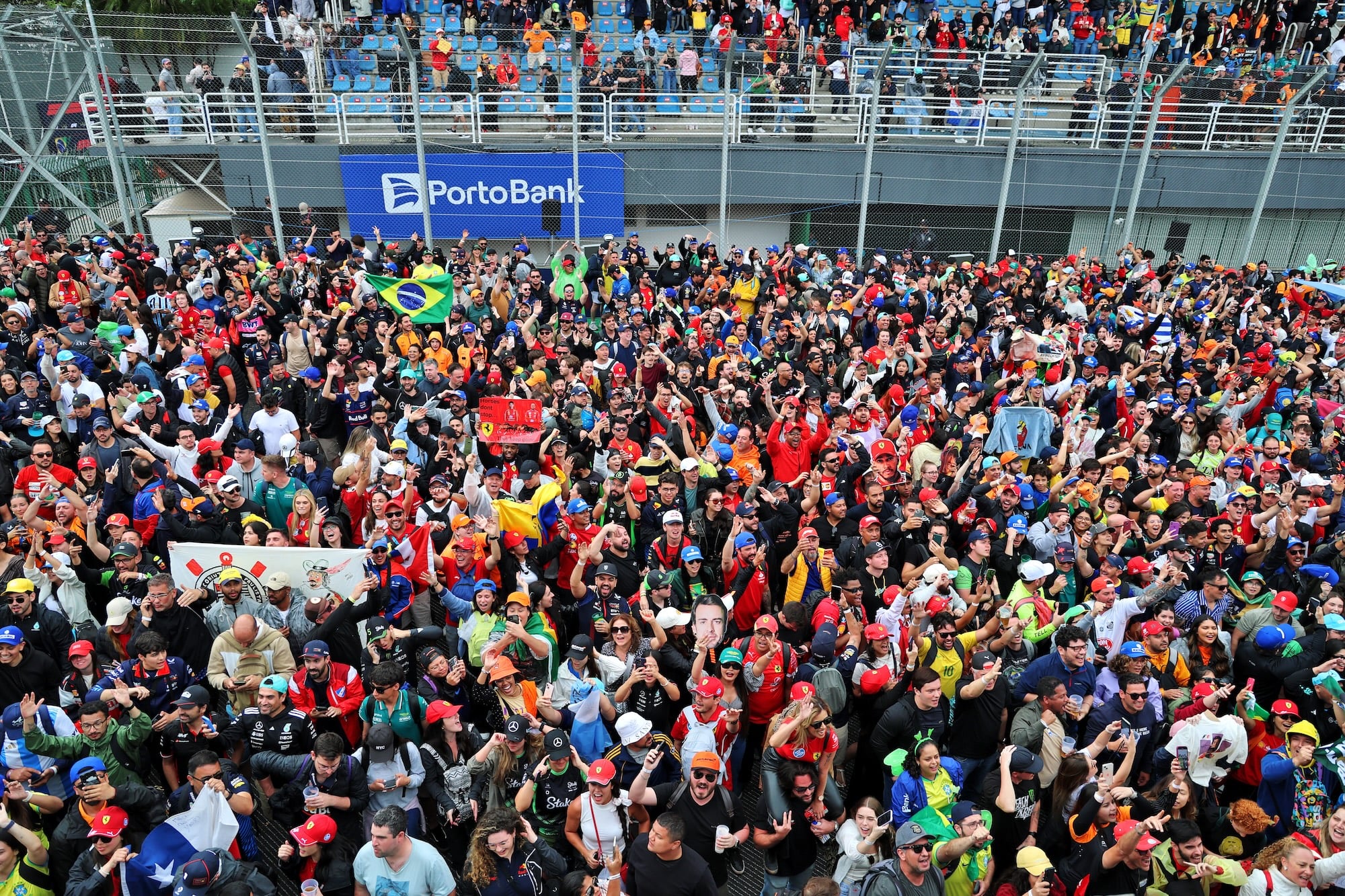 Pré-venda de ingressos para o GP São Paulo 2026 de F1 começa hoje Circuit atmosphere - fans at the podium.