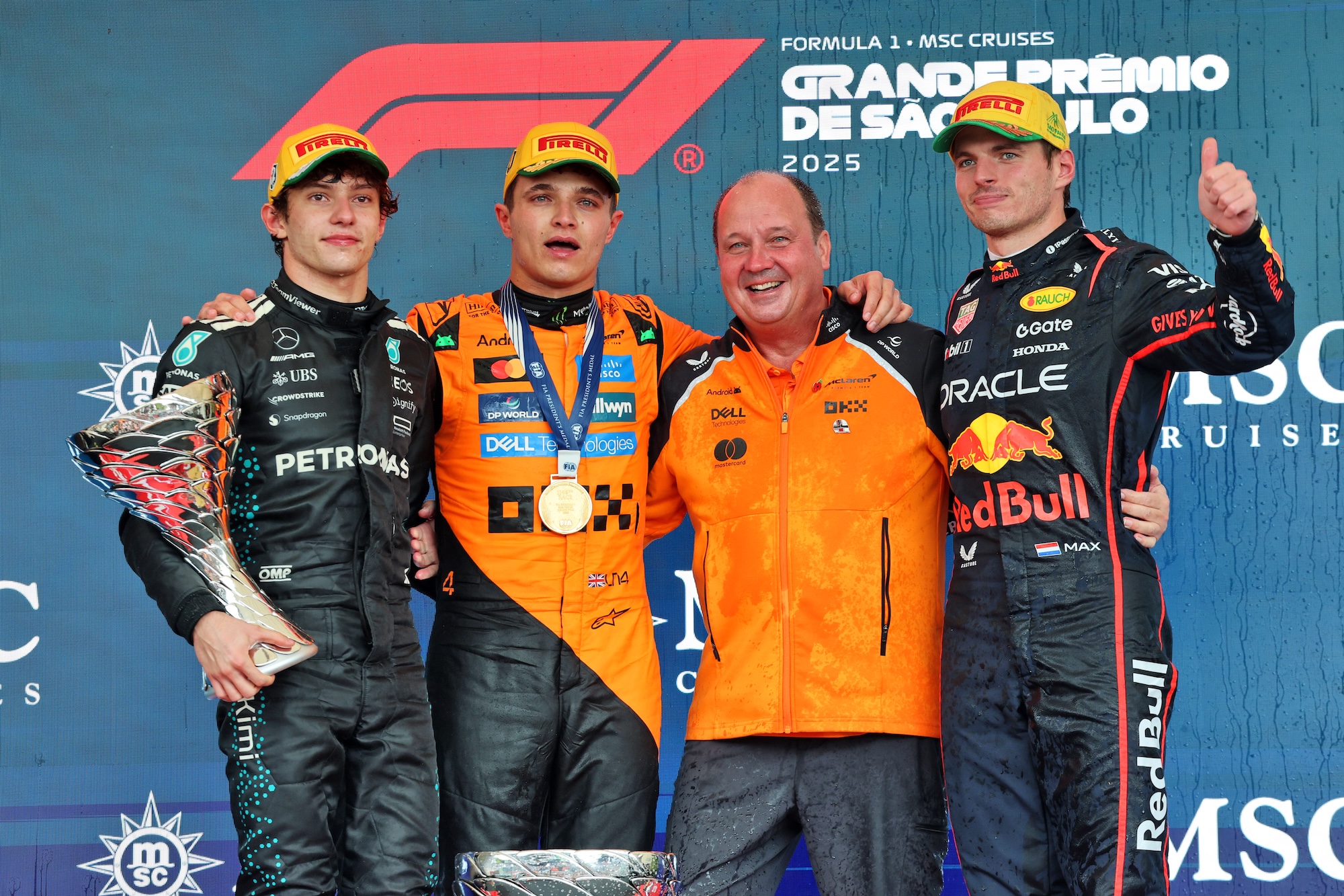 F1: Norris mantém Verstappen como ameaça na disputa pelo título The podium (L to R): Andrea Kimi Antonelli (ITA) Mercedes AMG F1, second; Lando Norris (GBR) McLaren, race winner; Mark Norris (GBR) McLaren Director of Commercial Trackside Operations; Max Verstappen (NLD) Red Bull Racing, third.