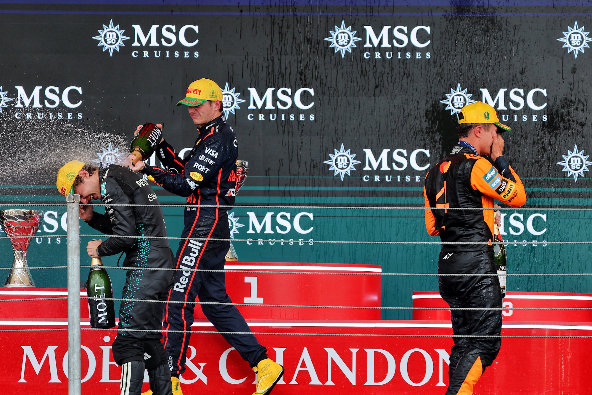 F1: Verstappen admite fim e explica por que a luta pelo título de 2025 acabou (L to R): Andrea Kimi Antonelli (ITA) Mercedes AMG F1 celebrates on the podium with Max Verstappen (NLD) Red Bull Racing and race winner Lando Norris (GBR) McLaren.