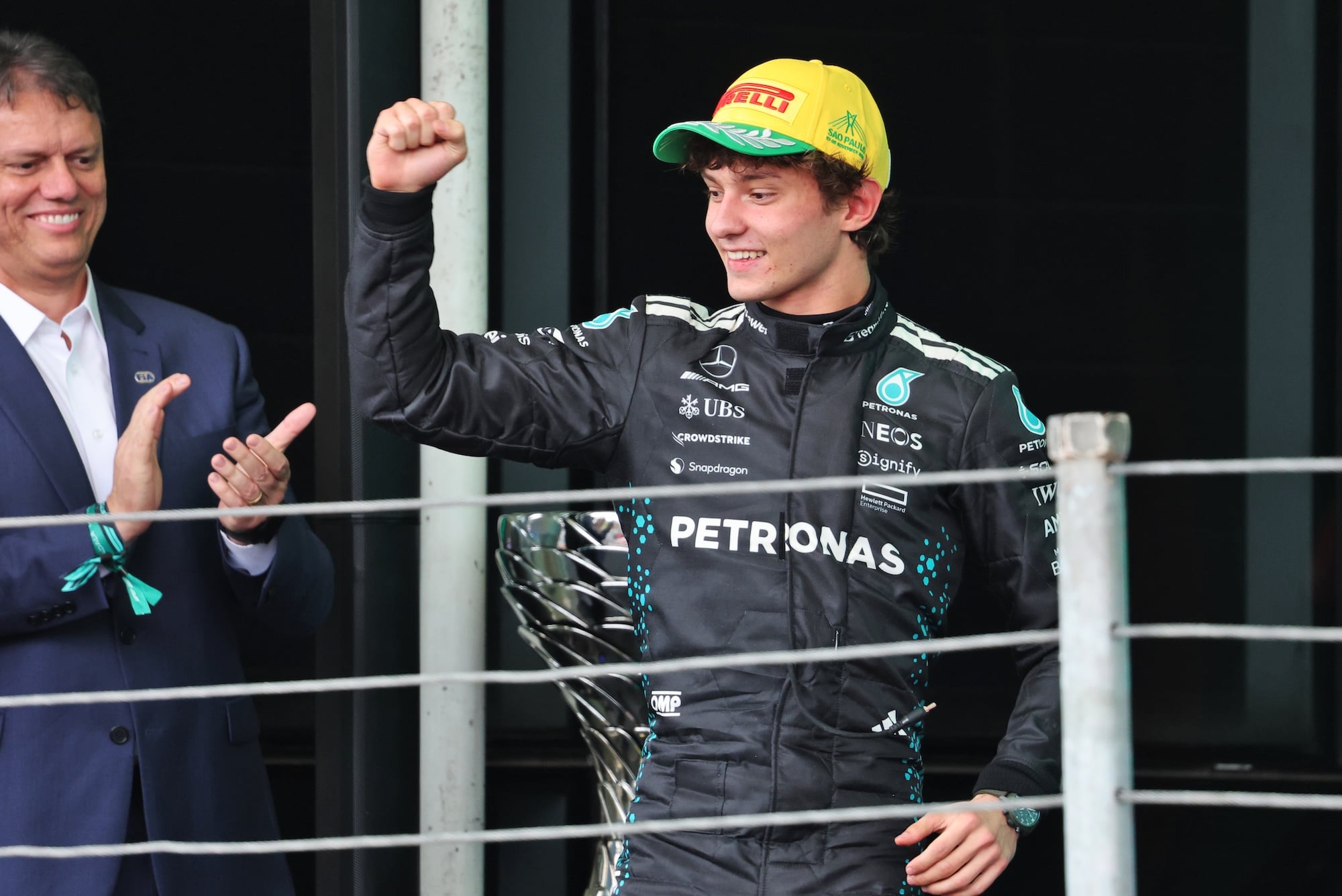 F1: Antonelli revela dano no carro após batida em Leclerc: "Volante não estava reto" Andrea Kimi Antonelli (ITA) Mercedes AMG F1 celebrates his second position on the podium.