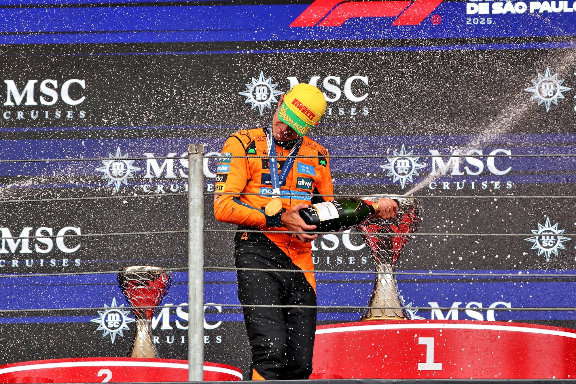 F1: Confira estatísticas e curiosidades do GP de São Paulo 2025 Race winner Lando Norris (GBR) McLaren celebrates on the podium.