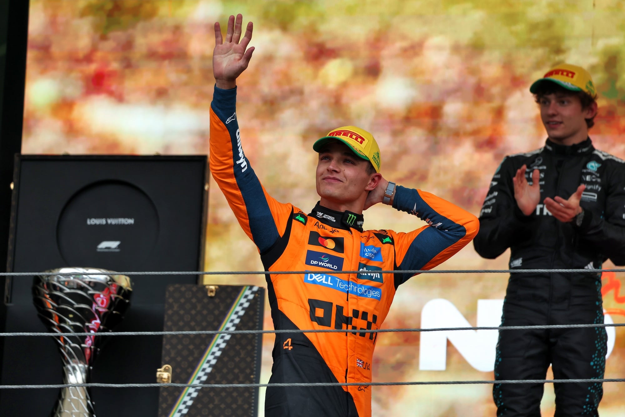 F1: Norris vê classificação de Verstappen no Brasil como prova de que "é fácil cometer erros" Race winner Lando Norris (GBR) McLaren celebrates on the podium.
