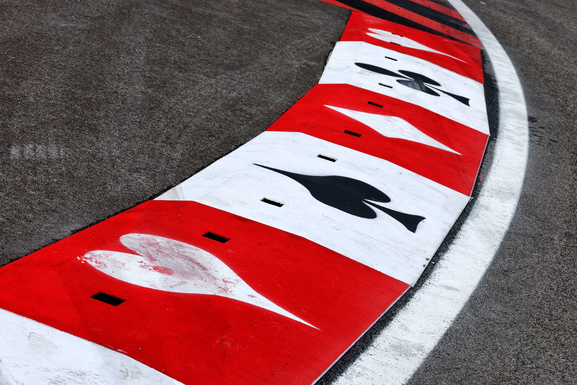 F1: Leclerc dita ritmo para liderar primeiro treino livre do GP de Las Vegas Circuit atmosphere - kerb detail.