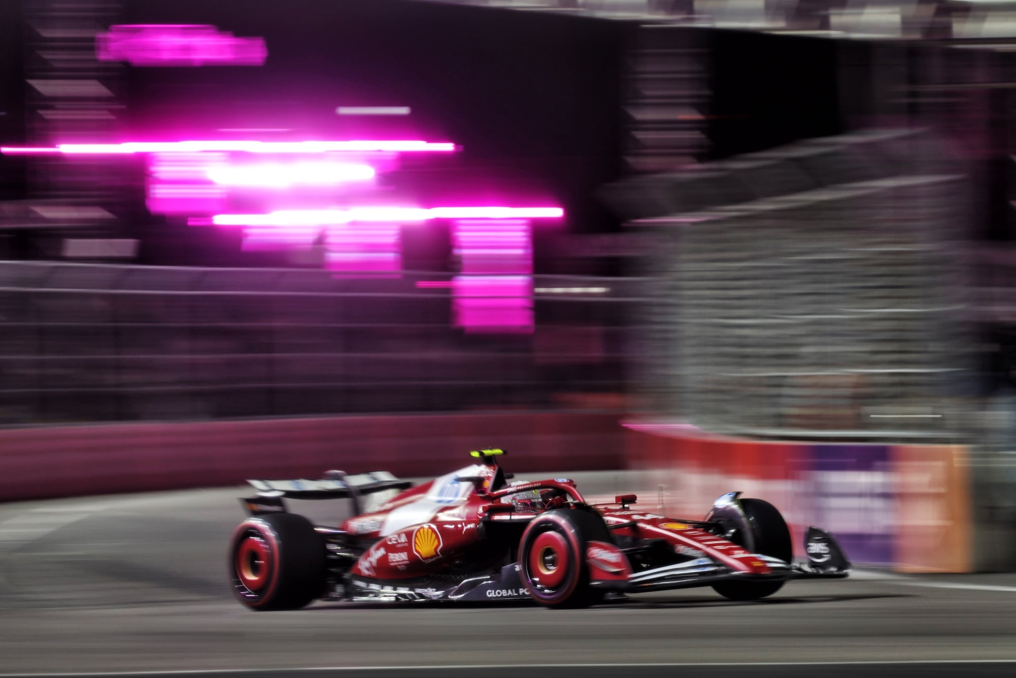 F1: Após ajustes, Hamilton aprova comportamento do SF-25 em Las Vegas Lewis Hamilton (GBR) Ferrari SF-25.