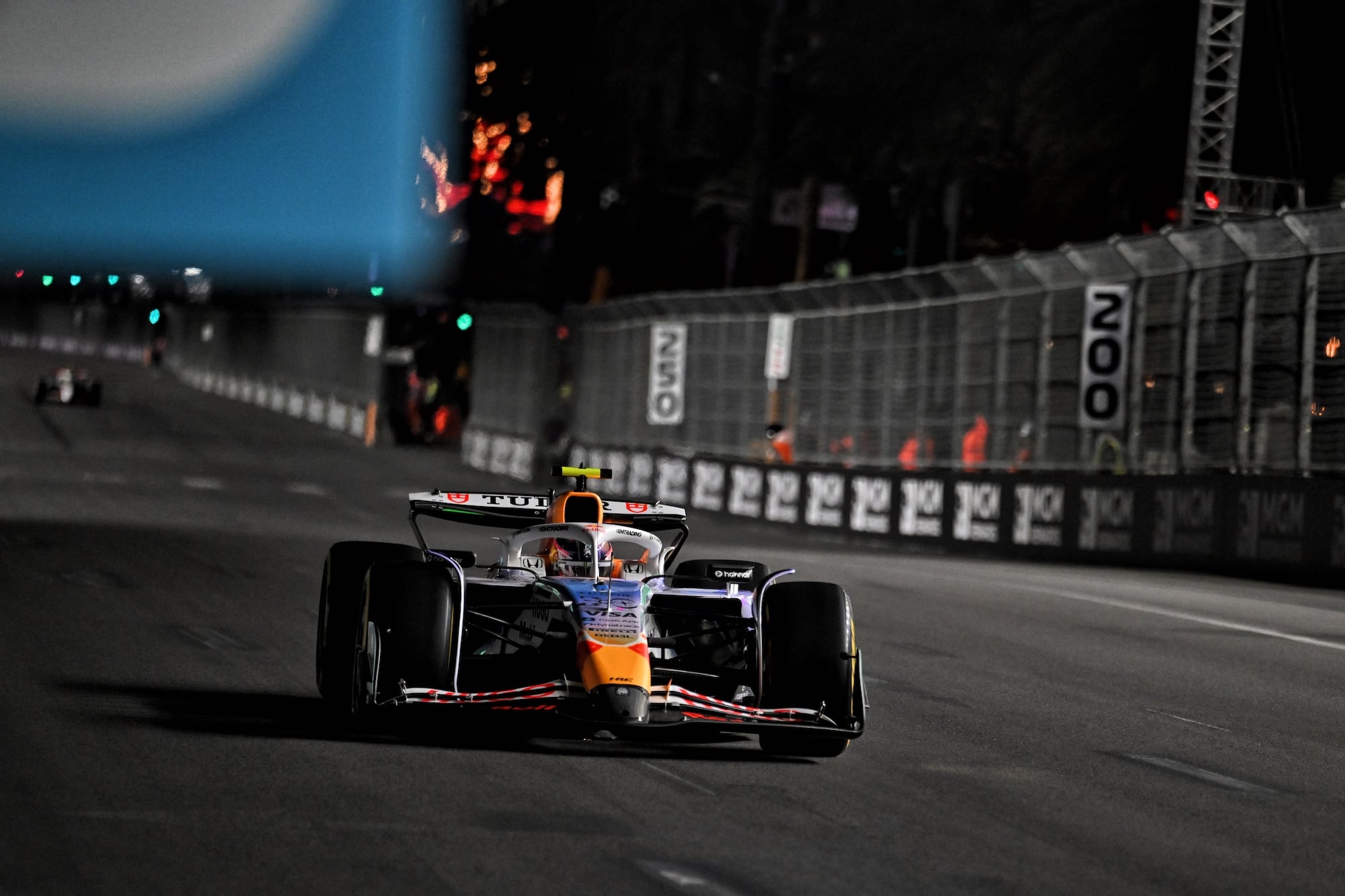 F1: Norris amplia sequência histórica e Hamilton amarga pior classificação da carreira Liam Lawson (NZL) Racing Bulls VCARB 02.