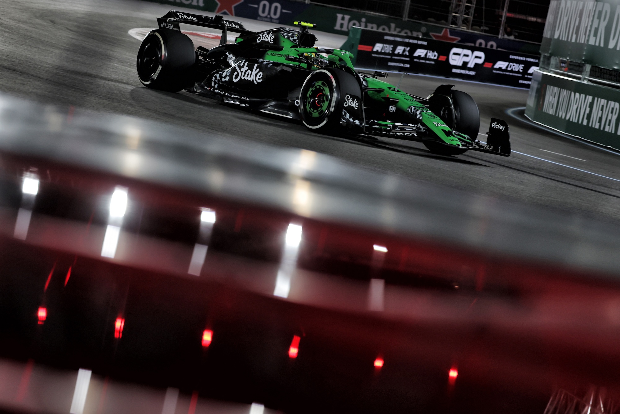 F1: Bortoleto se envolve em batida com Stroll na largada e abandona GP de Las Vegas