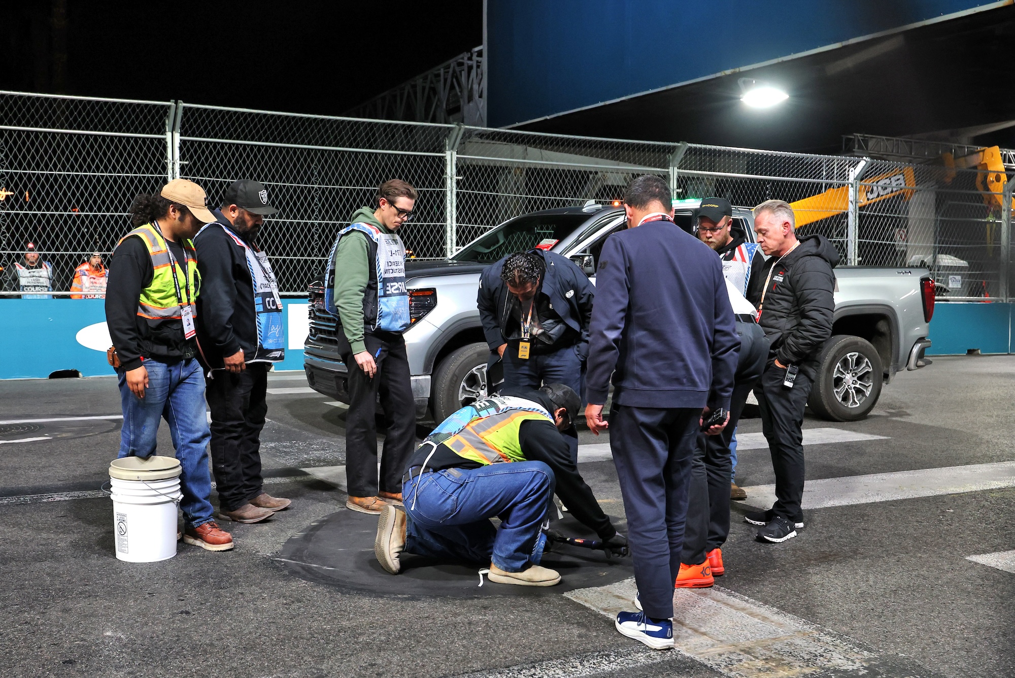 F1: FIA encontra 14 falhas e faz reparos de emergência no circuito de Las Vegas F1: FIA encontra 14 falhas e faz reparos de emergência no circuito de Las Vegas