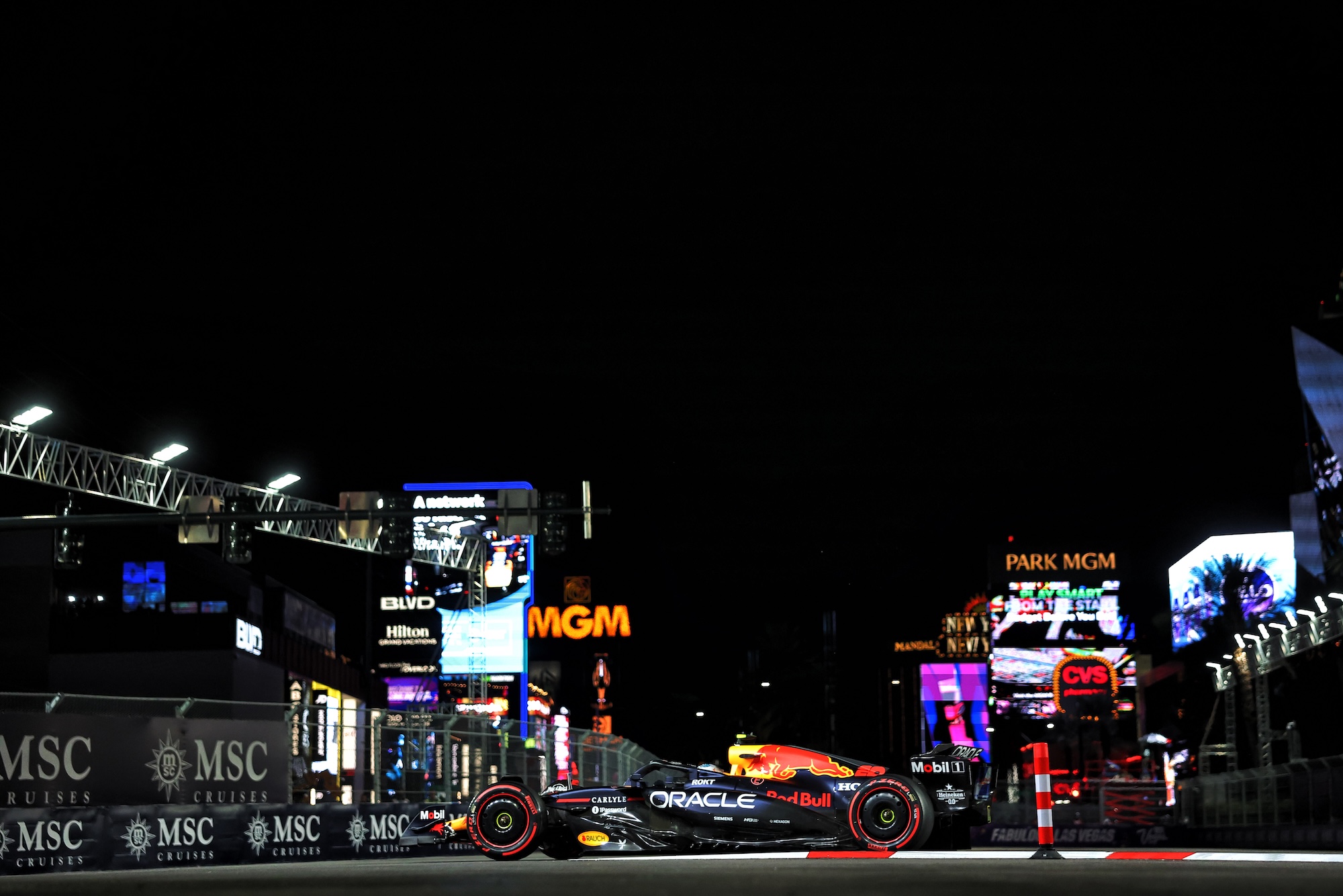 F1: Tsunoda lamenta azar em Las Vegas e diz que ritmo “está chegando” para as últimas etapas Yuki Tsunoda (JPN) Red Bull Racing RB21.