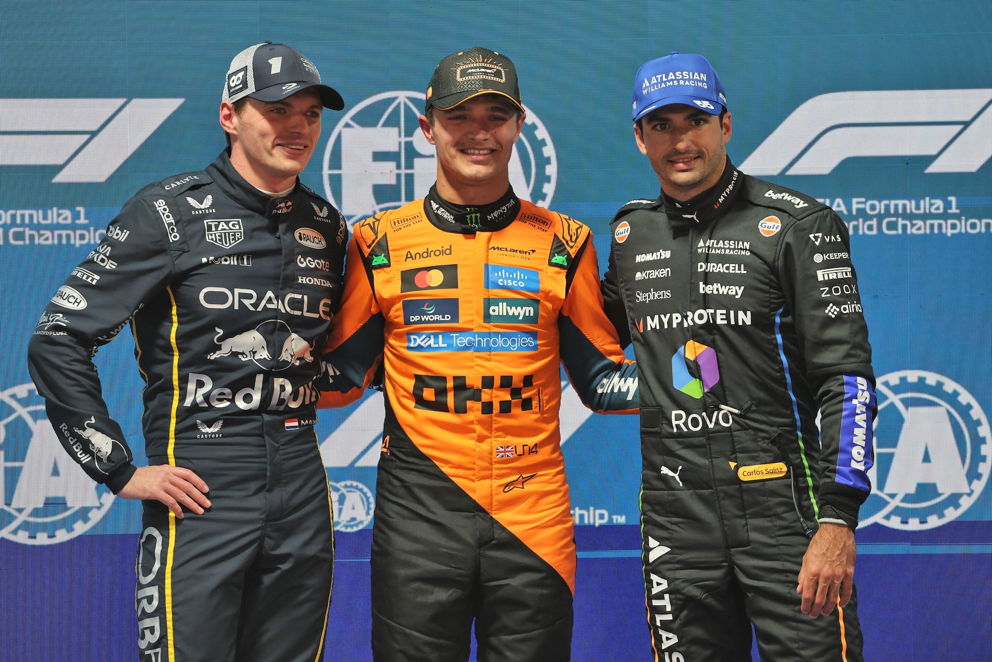 F1: Sainz defende Norris após críticas e elogia título do britânico Qualifying top three in parc ferme (L to R): Max Verstappen (NLD) Red Bull Racing, second; Lando Norris (GBR) McLaren, pole position; Carlos Sainz (ESP) Atlassian Williams Racing, third.