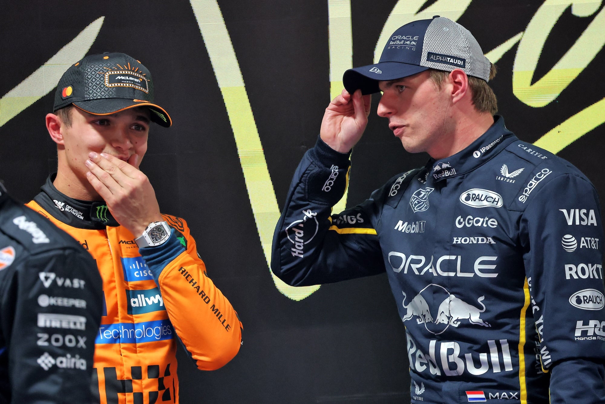 F1: Mekies sobre Red Bull em 2025: "Reviravolta dessa magnitude não se vê há muito tempo" (L to R): Lando Norris (GBR) McLaren with Max Verstappen (NLD) Red Bull Racing in qualifying parc ferme.