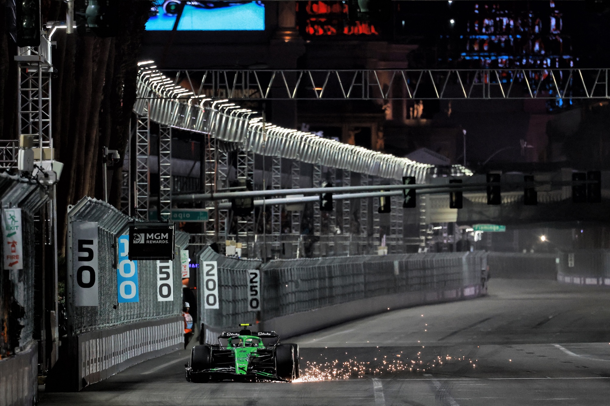 F1: Hulkenberg marca pontos e Bortoleto abandona após incidente na largada em Las Vegas Gabriel Bortoleto (BRA) Sauber C45 with front wing damage.