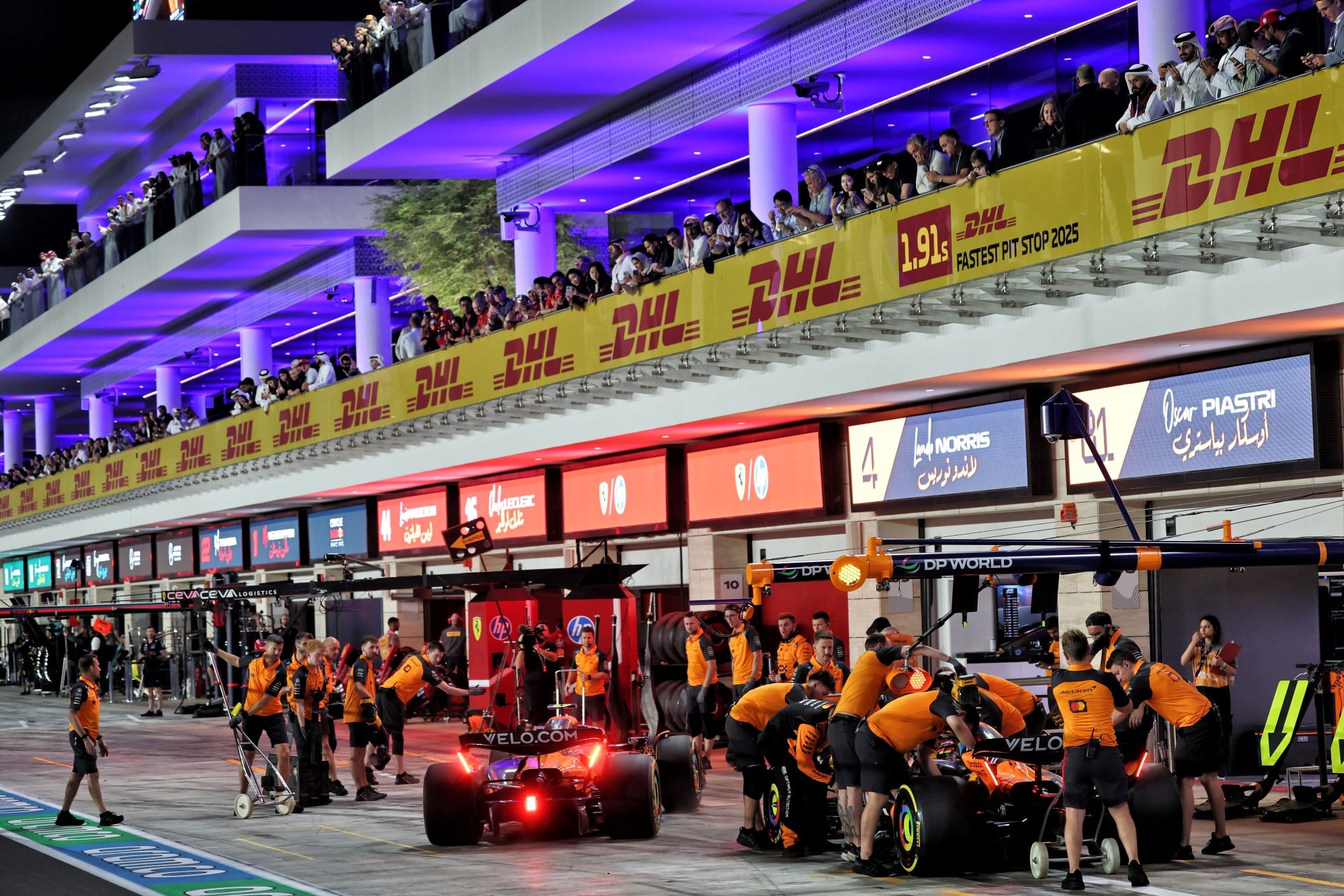 Lando Norris (GBR) McLaren MCL39 and Oscar Piastri (AUS) McLaren MCL39 in the pits.