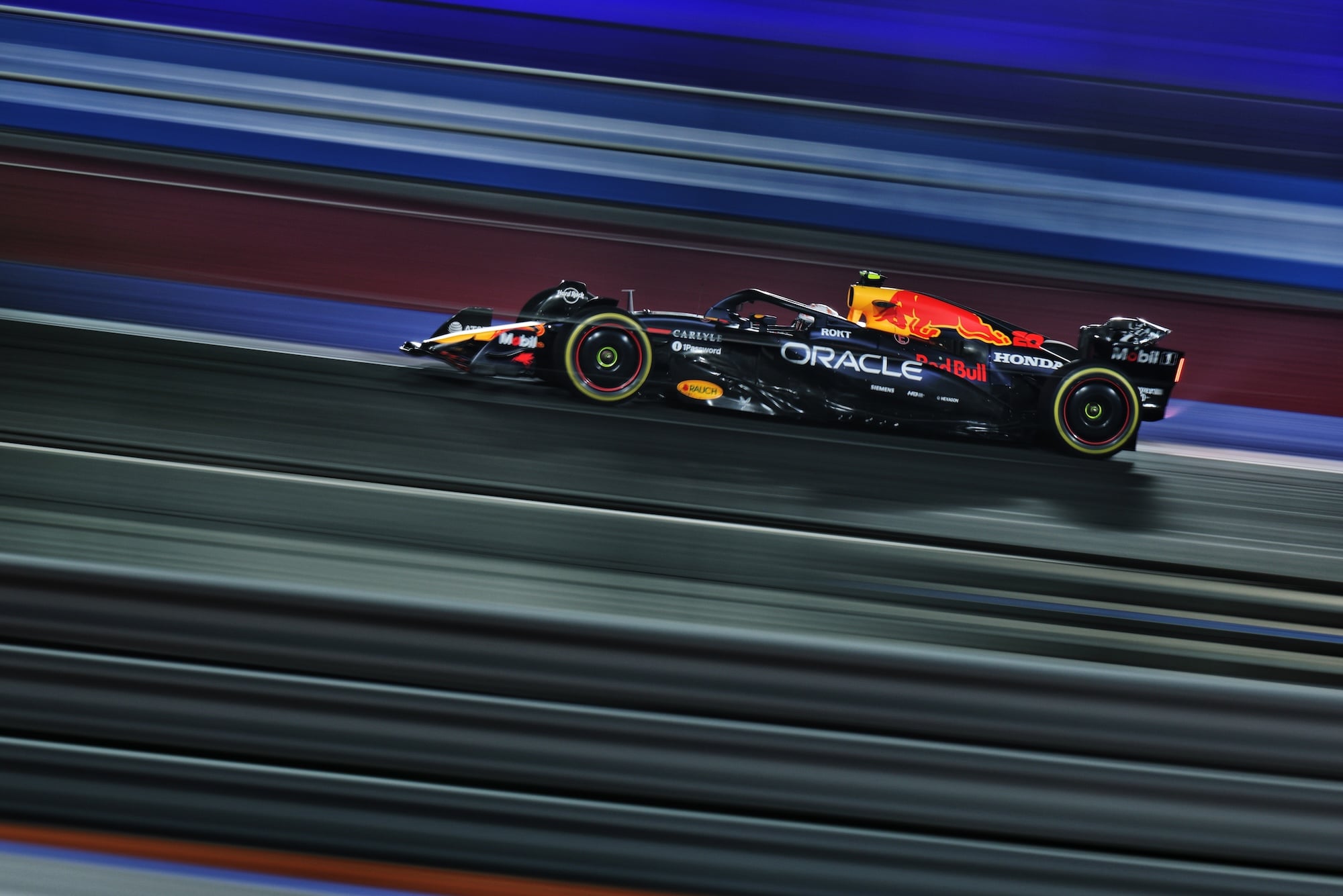 Yuki Tsunoda (JPN) Red Bull Racing RB21.