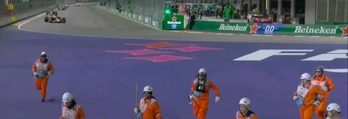 F1: Fiscais correm com aproximação de carros após limparem pista em Las Vegas