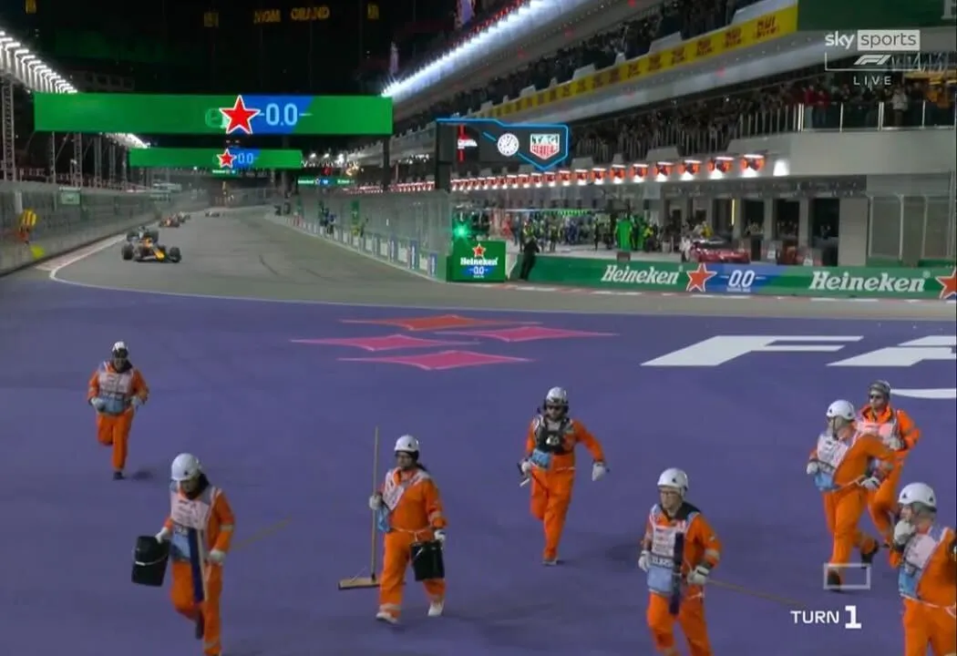 F1: Fiscais correm com aproximação de carros após limparem pista em Las Vegas F1: Fiscais correm com aproximação de carros após limparem pista em Las Vegas