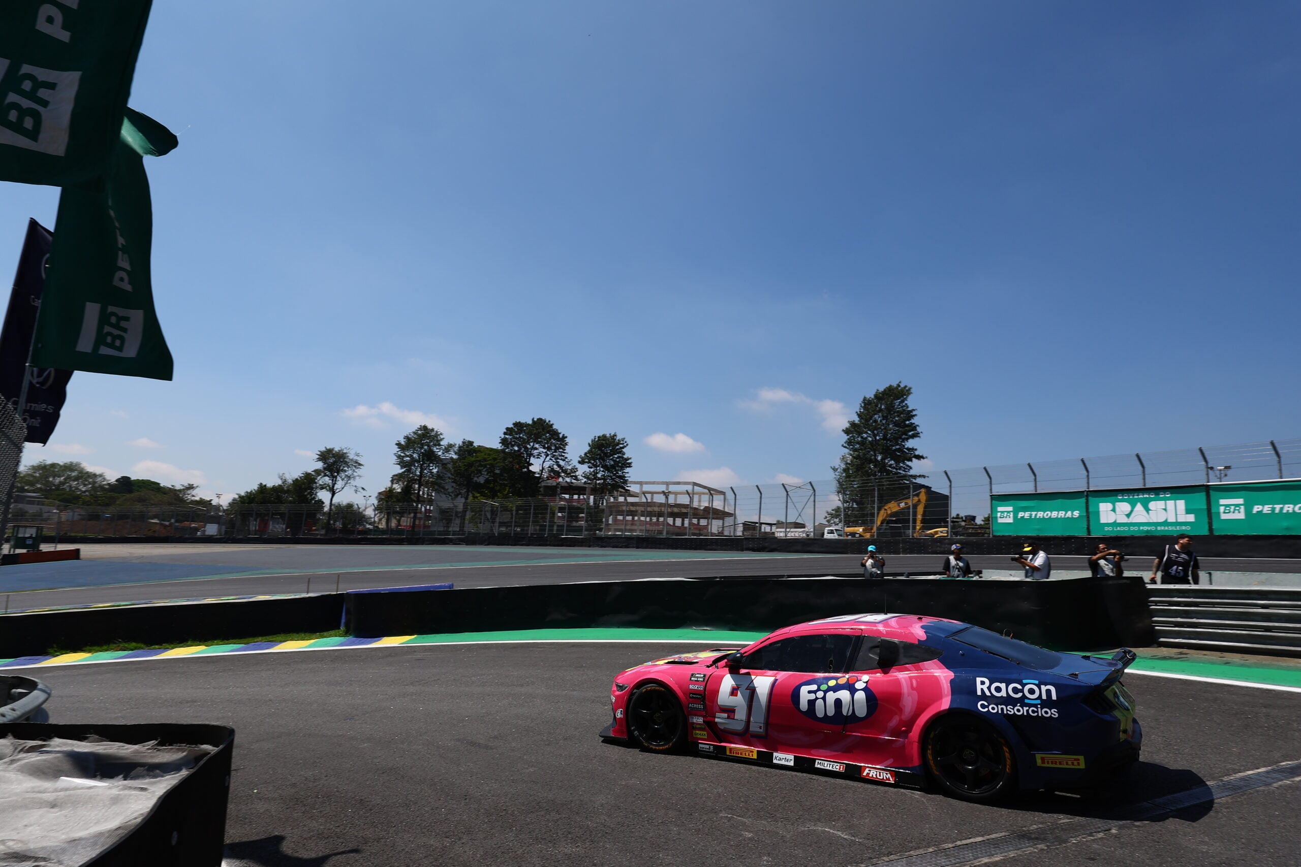 Dudu Barrichello estreia na NASCAR Brasil com forte desempenho representando o pai