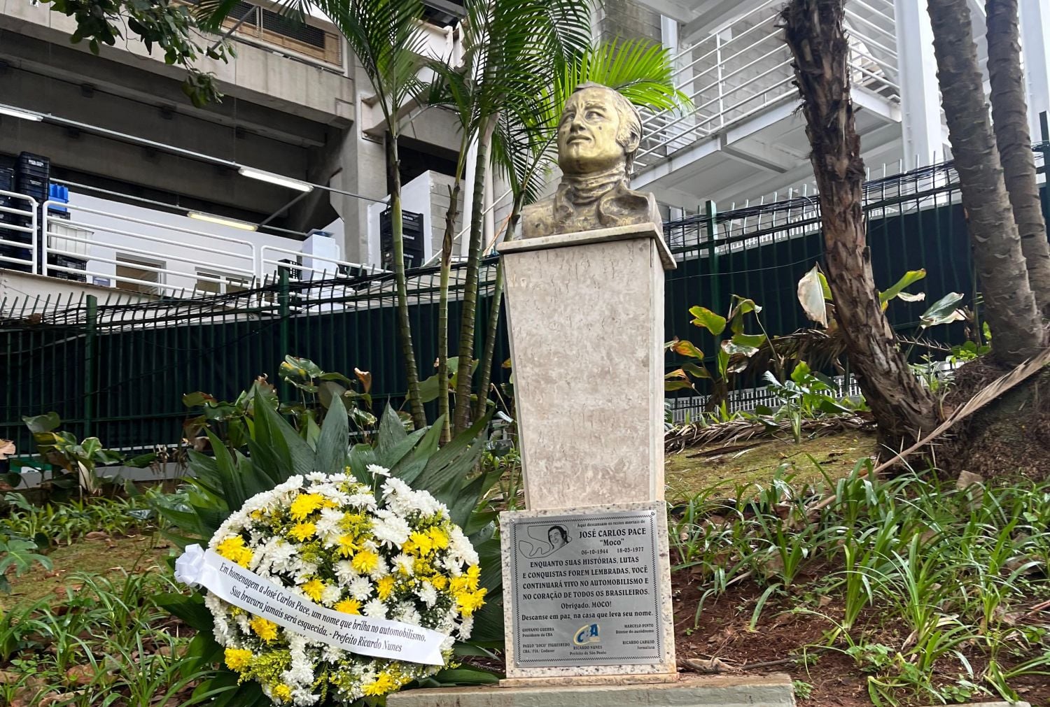 Busto de José Carlos Pace no Autódromo de Interlagos sofre danos após briga Busto de José Carlos Pace no Autódromo de Interlagos sofre danos após briga