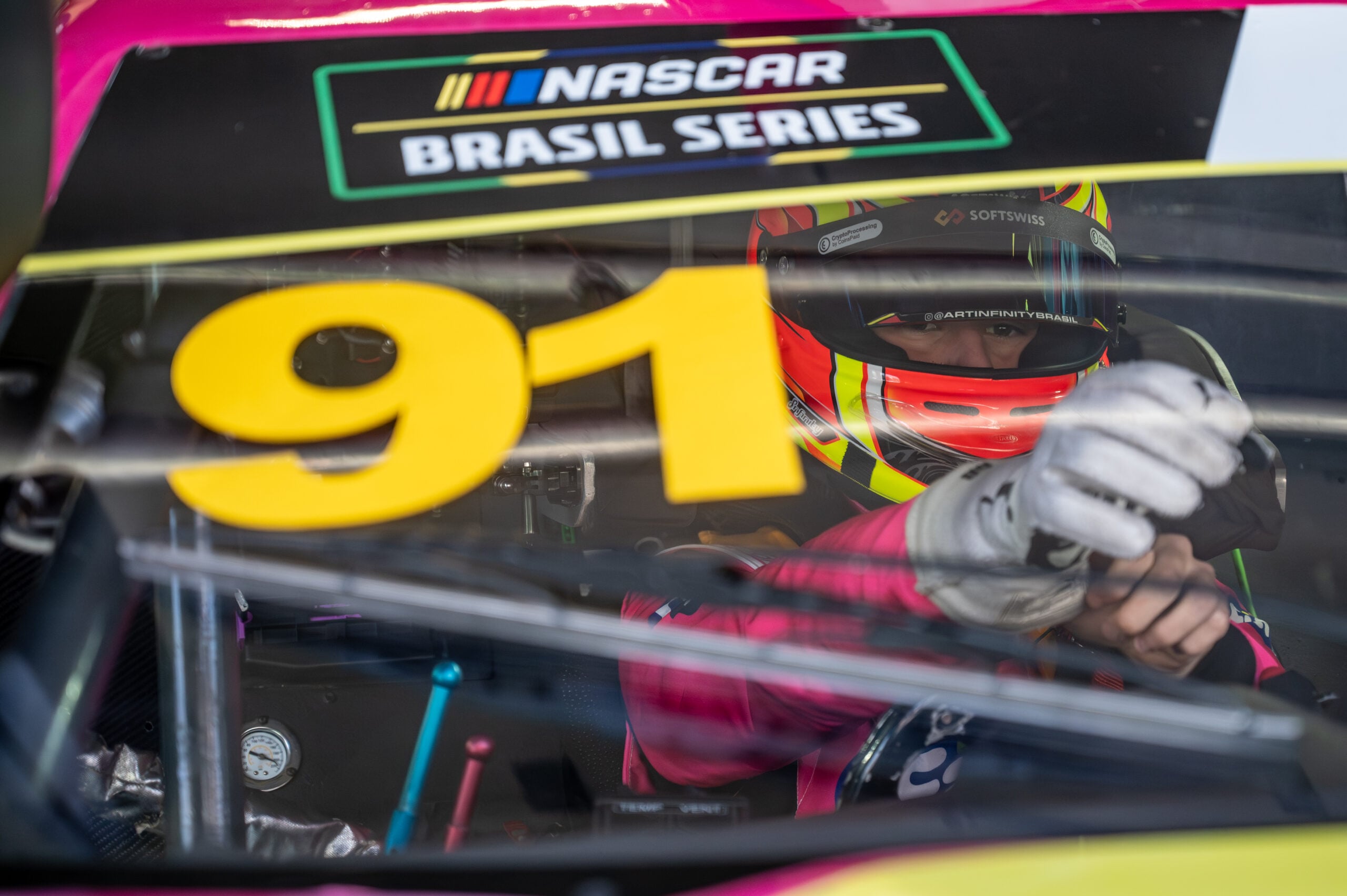 NASCAR Brasil: Barrichello se recupera e vence Corrida 2 nos últimos instantes NASCAR Brasil: Barrichello se recupera e vence Corrida 2 nos últimos instantes