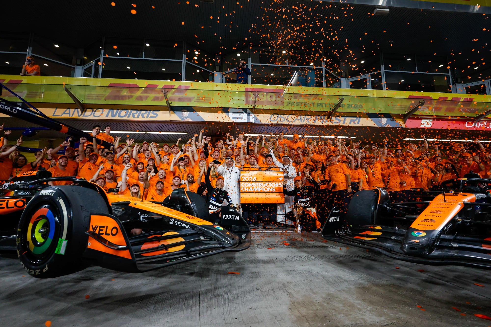 F1: Zak Brown defende regras internas da McLaren após temporada histórica Lando Norris, McLaren F1 Team, 1st position, Oscar Piastri, McLaren F1 Team, and the McLaren team celebrate after securing the Constructors Championship title