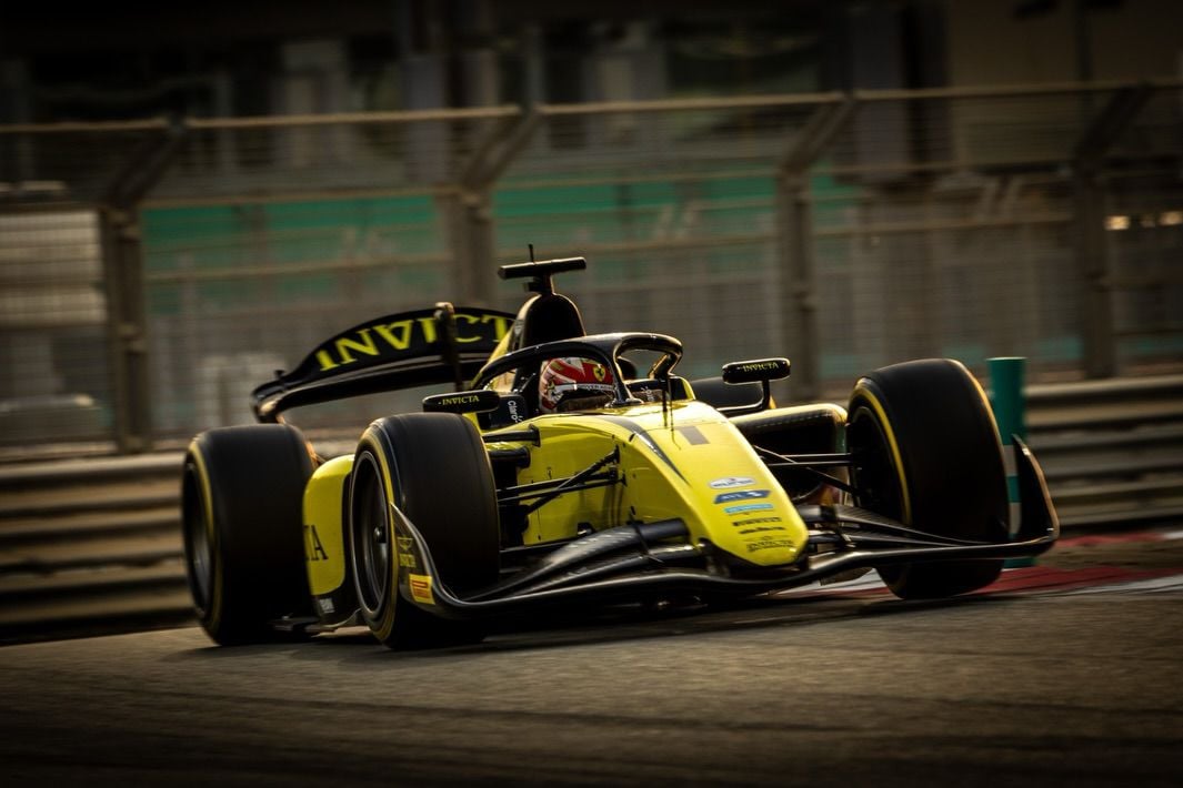F2: Rafael Câmara crava segundo melhor tempo em seu primeiro teste oficial em Abu Dhabi Rafael Câmara