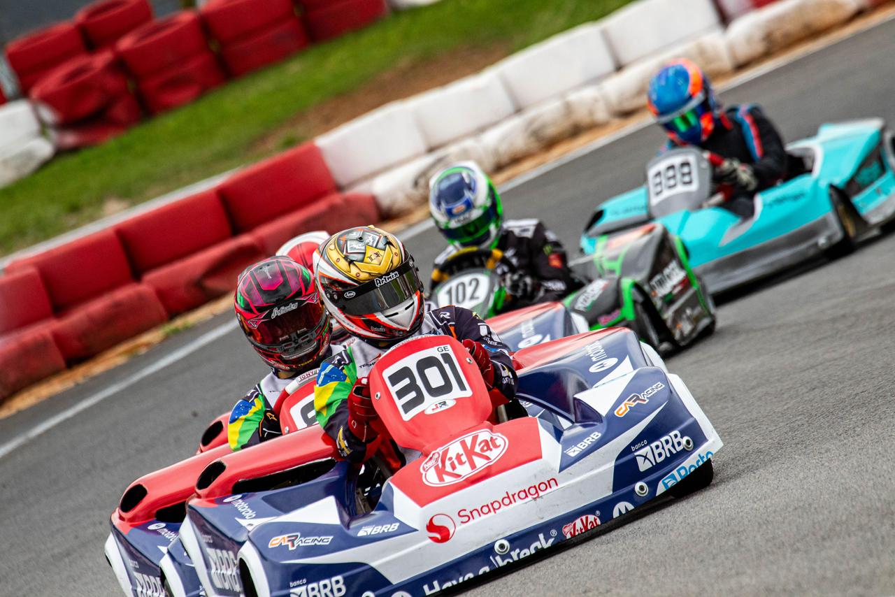 Kart número 301 da Car Racing lidera 500 Milhas SCHADEK de Kart Granja Viana após duas horas de disputa