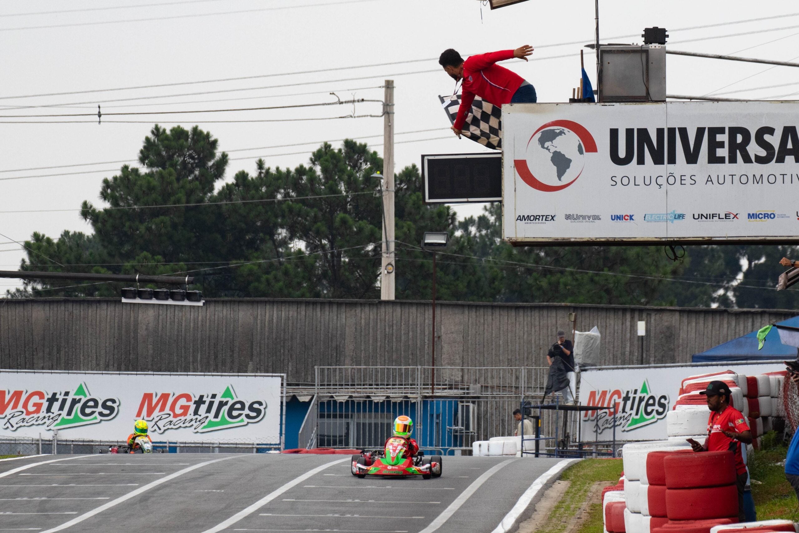 Romeo Ferrante vira líder no final e vence 50 Milhas Cadete na véspera das 500 Milhas SCHADEK de Kart Granja Viana