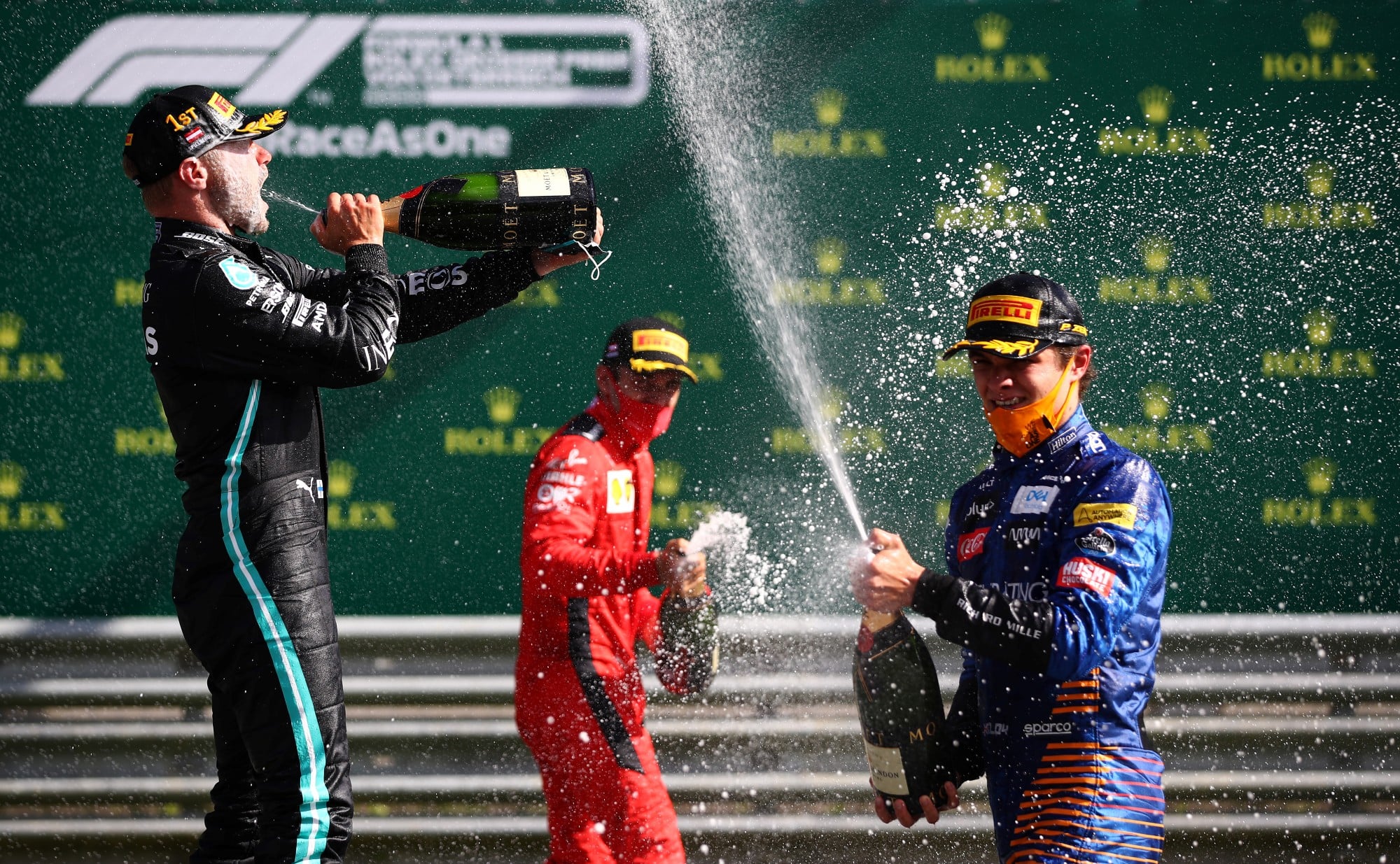 Entre lágrimas, dúvidas e honestidade: como Lando Norris conquistou o mundo Race winner Valtteri Bottas (FIN) Mercedes AMG F1 celebrates on the podium with Lando Norris (GBR) McLaren.