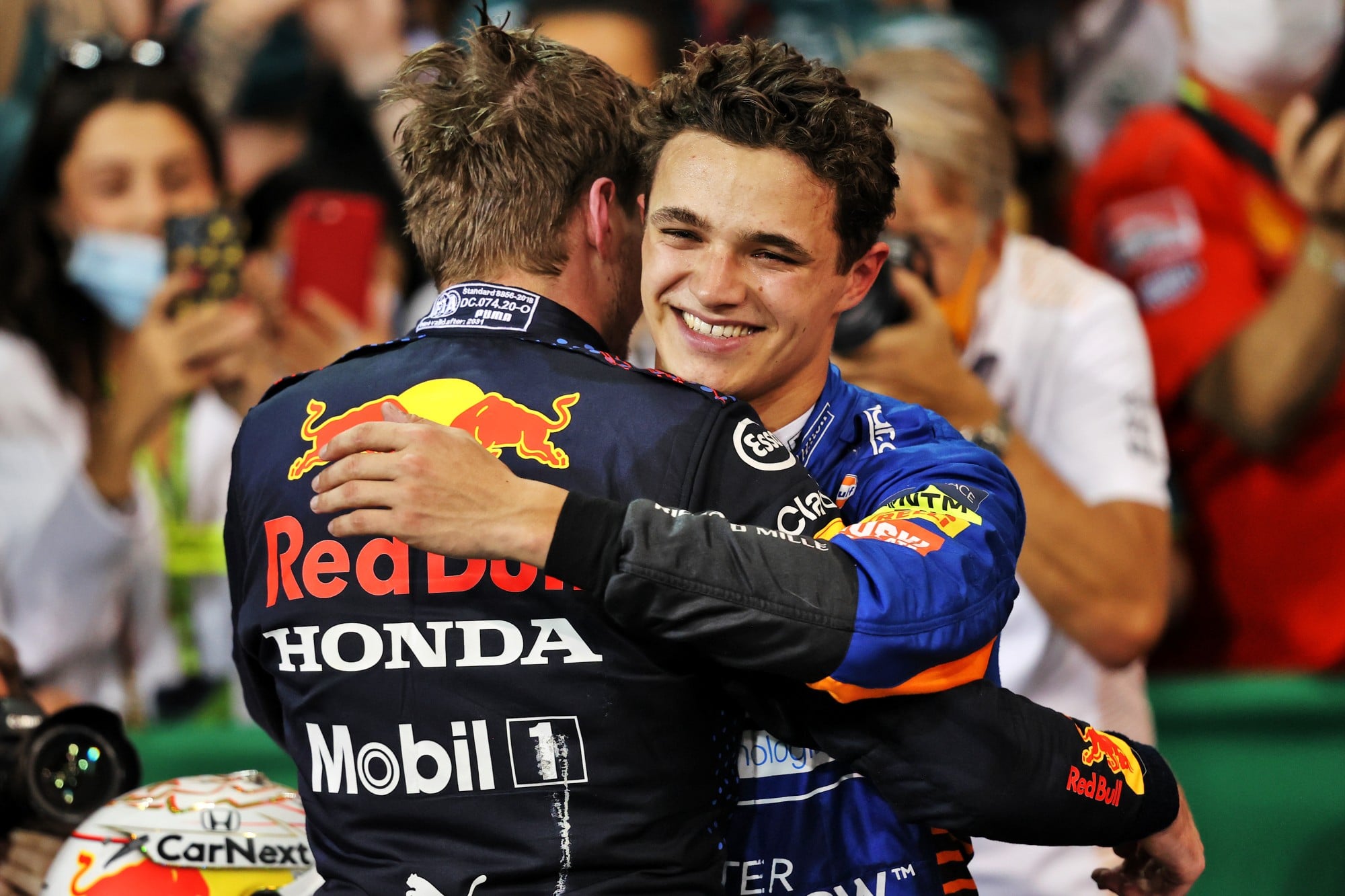 Entre lágrimas, dúvidas e honestidade: como Lando Norris conquistou o mundo (L to R): Race winner and World Champion Max Verstappen (NLD) Red Bull Racing celebrates in parc ferme with Lando Norris (GBR) McLaren.