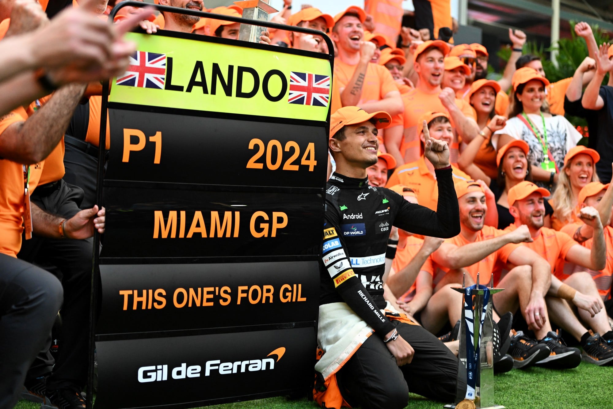 Entre lágrimas, dúvidas e honestidade: como Lando Norris conquistou o mundo Race winner Lando Norris (GBR) McLaren celebrates with the team.