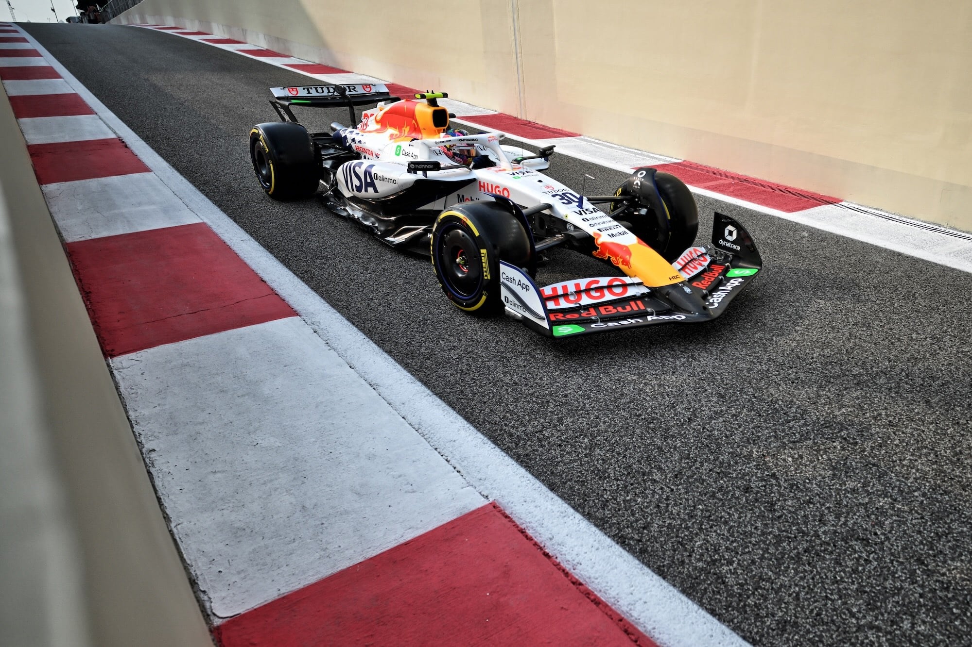 F1: Racing Bulls comemora P6 no campeonato de construtores Liam Lawson (NZL) Racing Bulls VCARB 02.