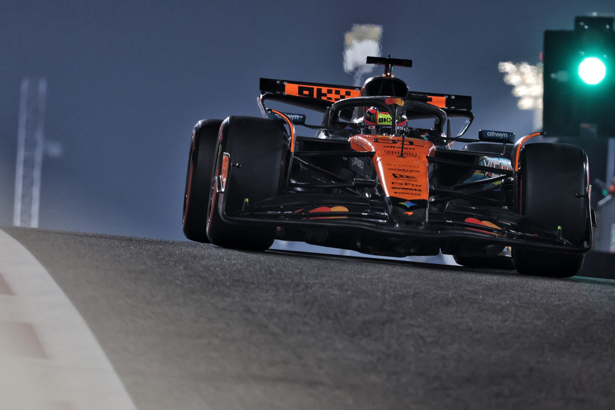 F1 hoje: Futuro de Mercedes, Hamilton, Verstappen e Piastri em foco Oscar Piastri (AUS) McLaren MCL39.