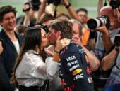 F1: Verstappen aproveita dia na praia ao lado de Kelly Piquet