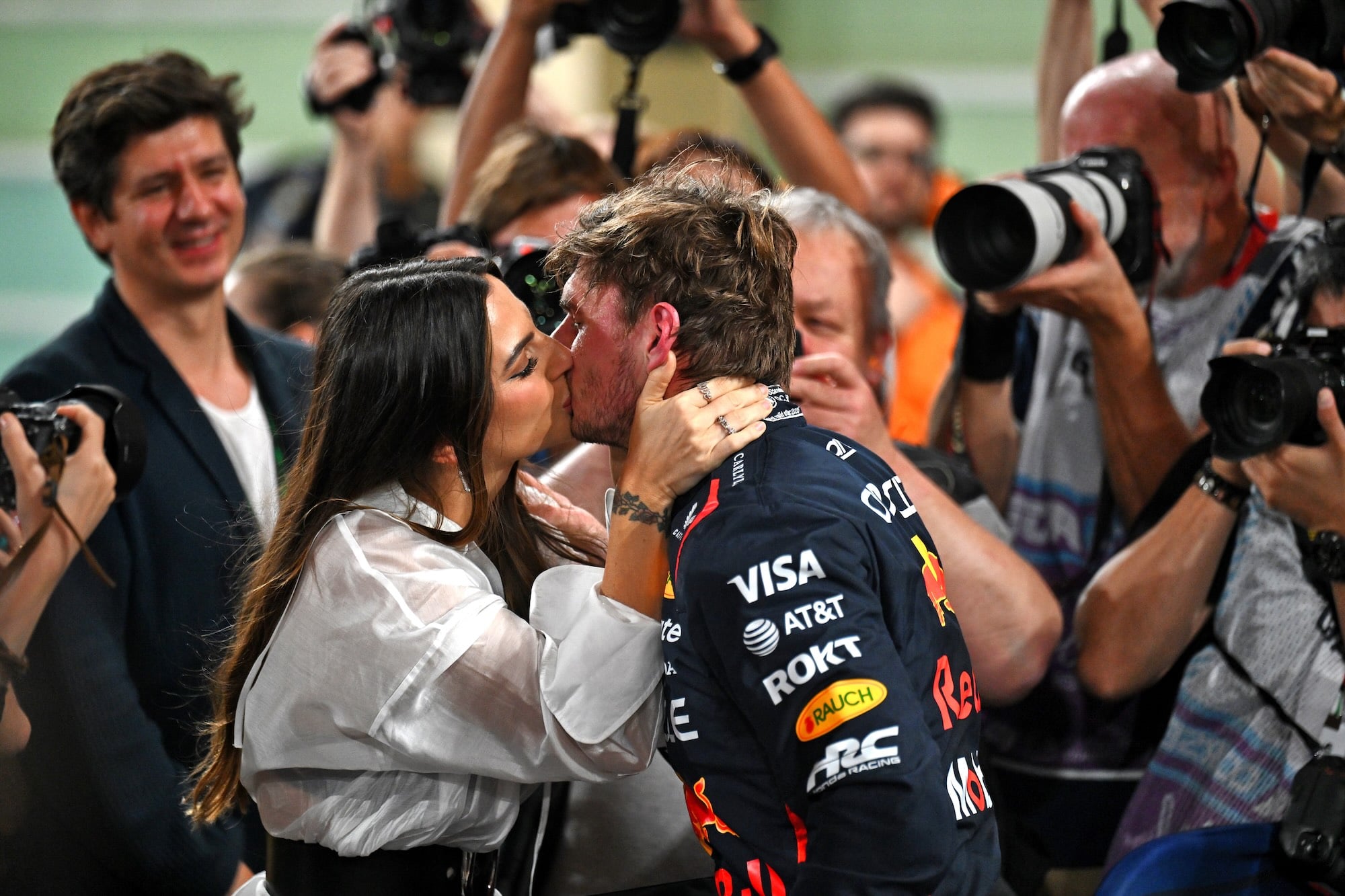 F1: Verstappen muda de número em 2026 e explica por que o 3 é o seu favorito Max Verstappen (NLD) Red Bull Racing celebrates his pole position in qualifying parc ferme with his girlfriend Kelly Piquet (BRA).
