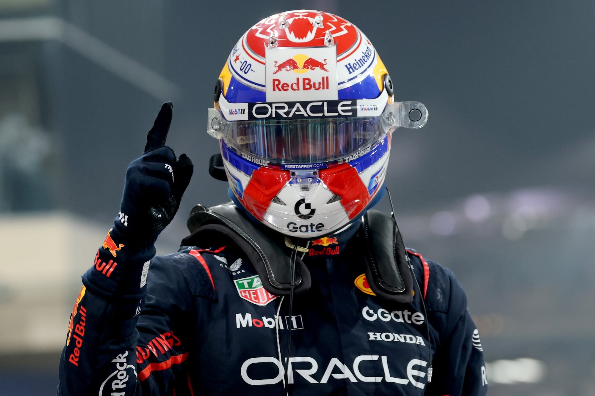 F1: Em que posição vai largar Verstappen no GP de Abu Dhabi? Max Verstappen (NLD) Red Bull Racing celebrates his pole position in qualifying parc ferme.
