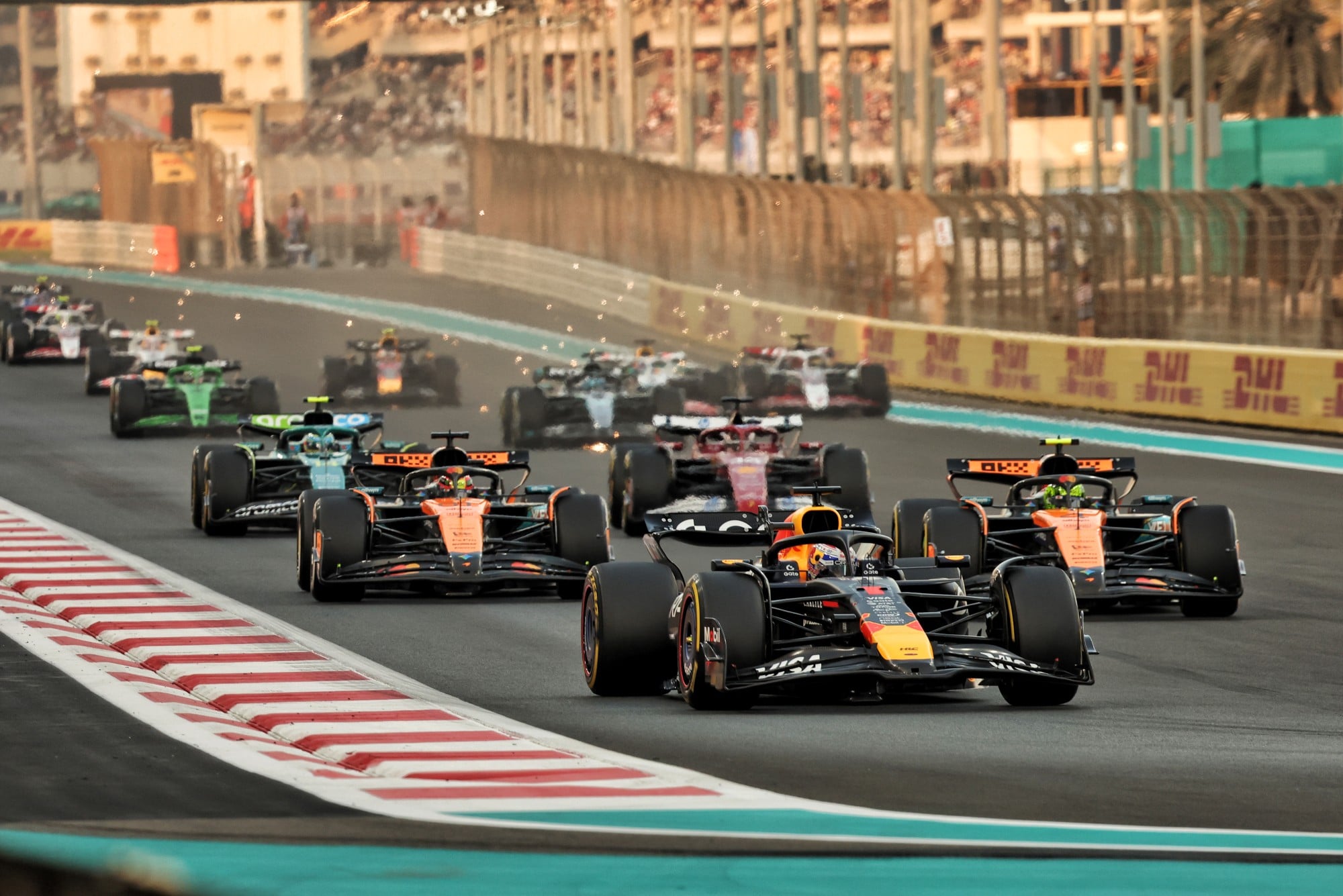 F1: Confira as imagens do GP de Abu Dhabi 2025 Max Verstappen (NLD) Red Bull Racing RB21 leads at the start of the race.