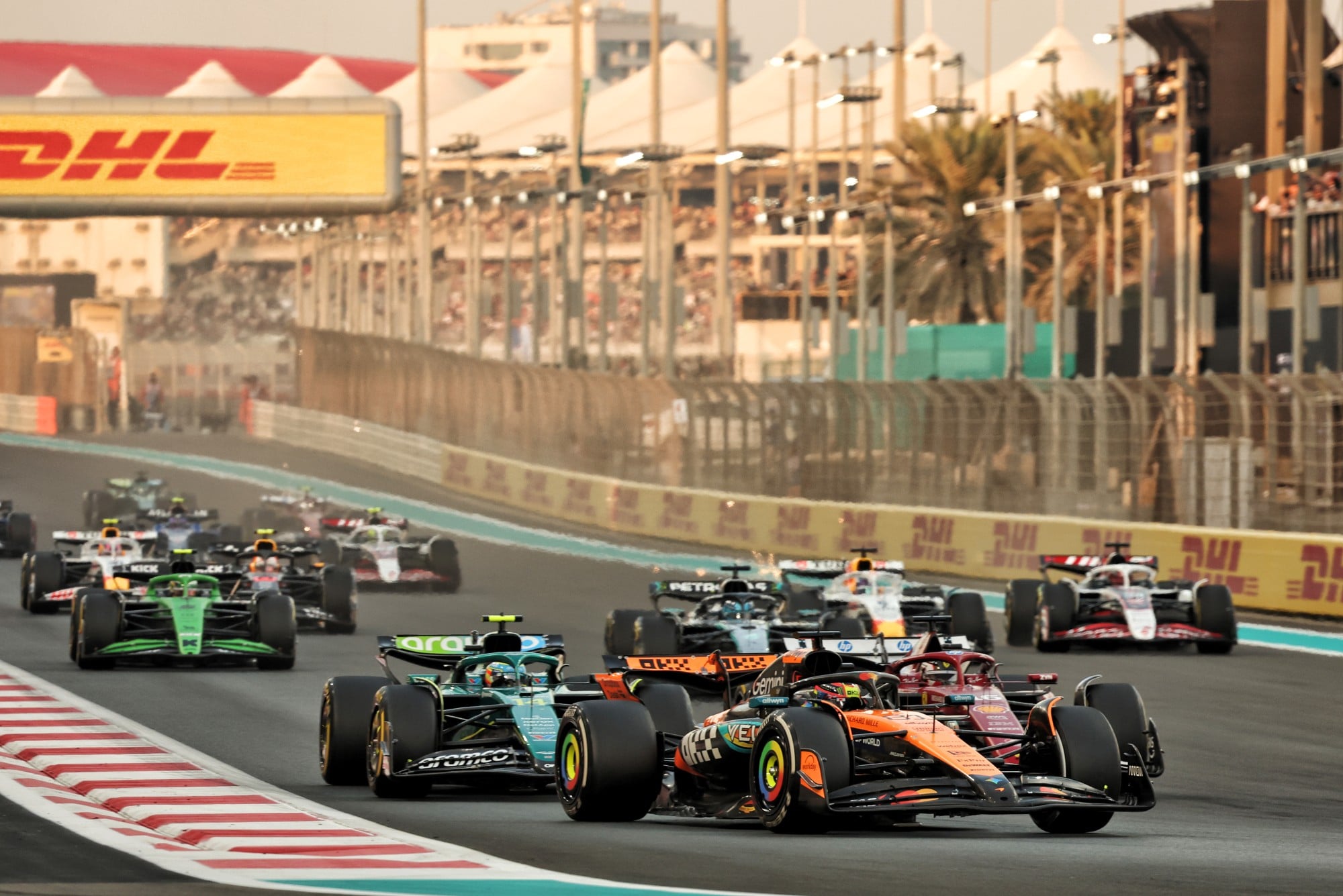 F1: Confira as imagens do GP de Abu Dhabi 2025 Oscar Piastri (AUS) McLaren MCL39 at the start of the race.