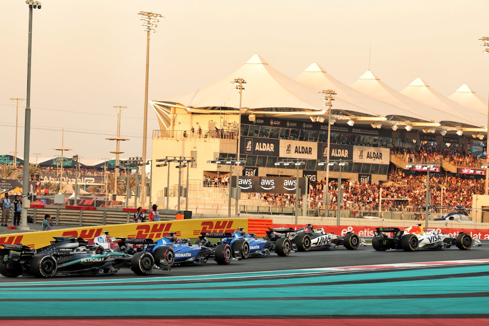 F1: Confira as imagens do GP de Abu Dhabi 2025 Carlos Sainz (ESP) Atlassian Williams Racing FW47 and Alexander Albon (THA) Atlassian Williams Racing FW47 at the start of the race.