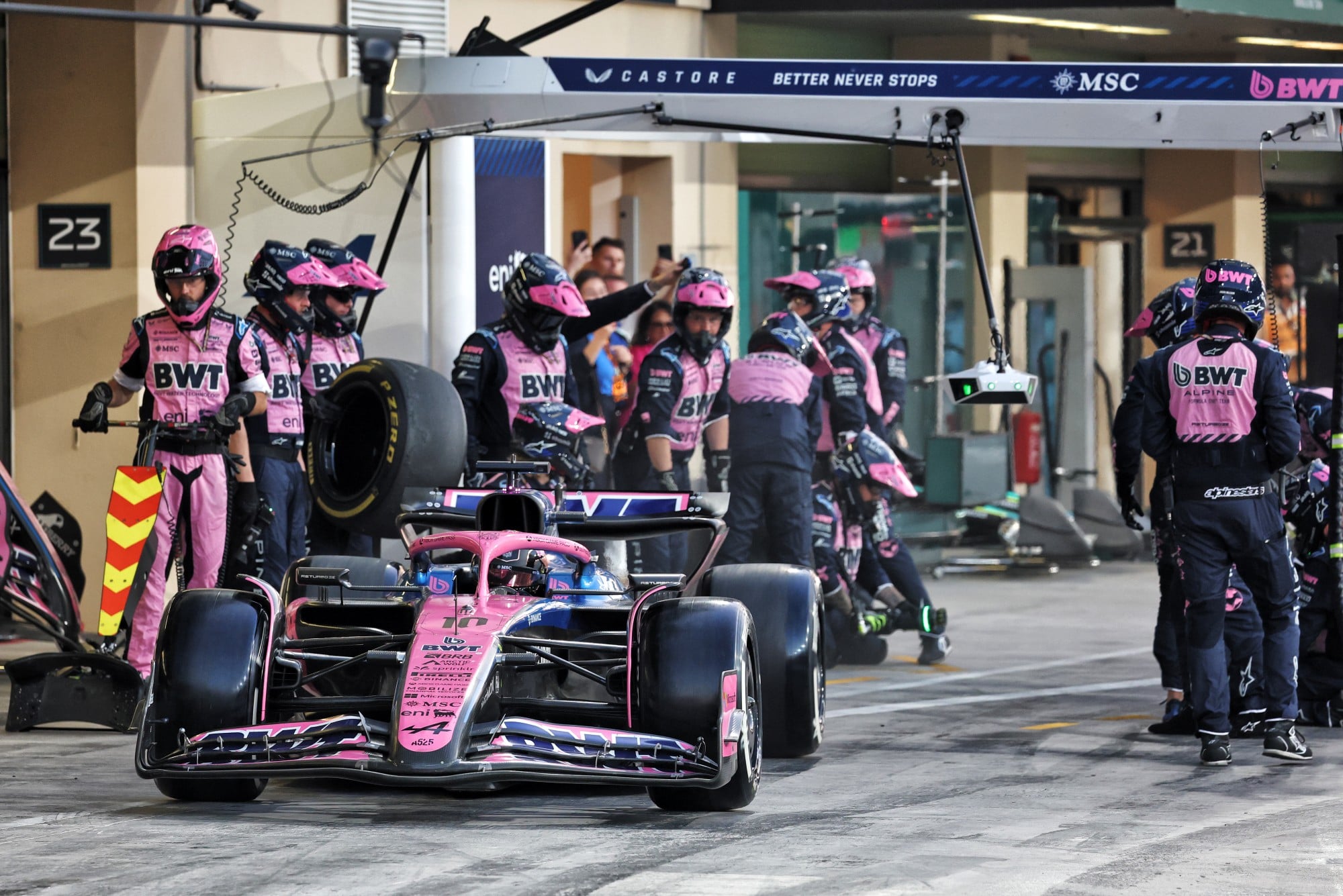 F1: Confira as imagens do GP de Abu Dhabi 2025 Pierre Gasly (FRA) Alpine F1 Team A525 makes a pit stop.