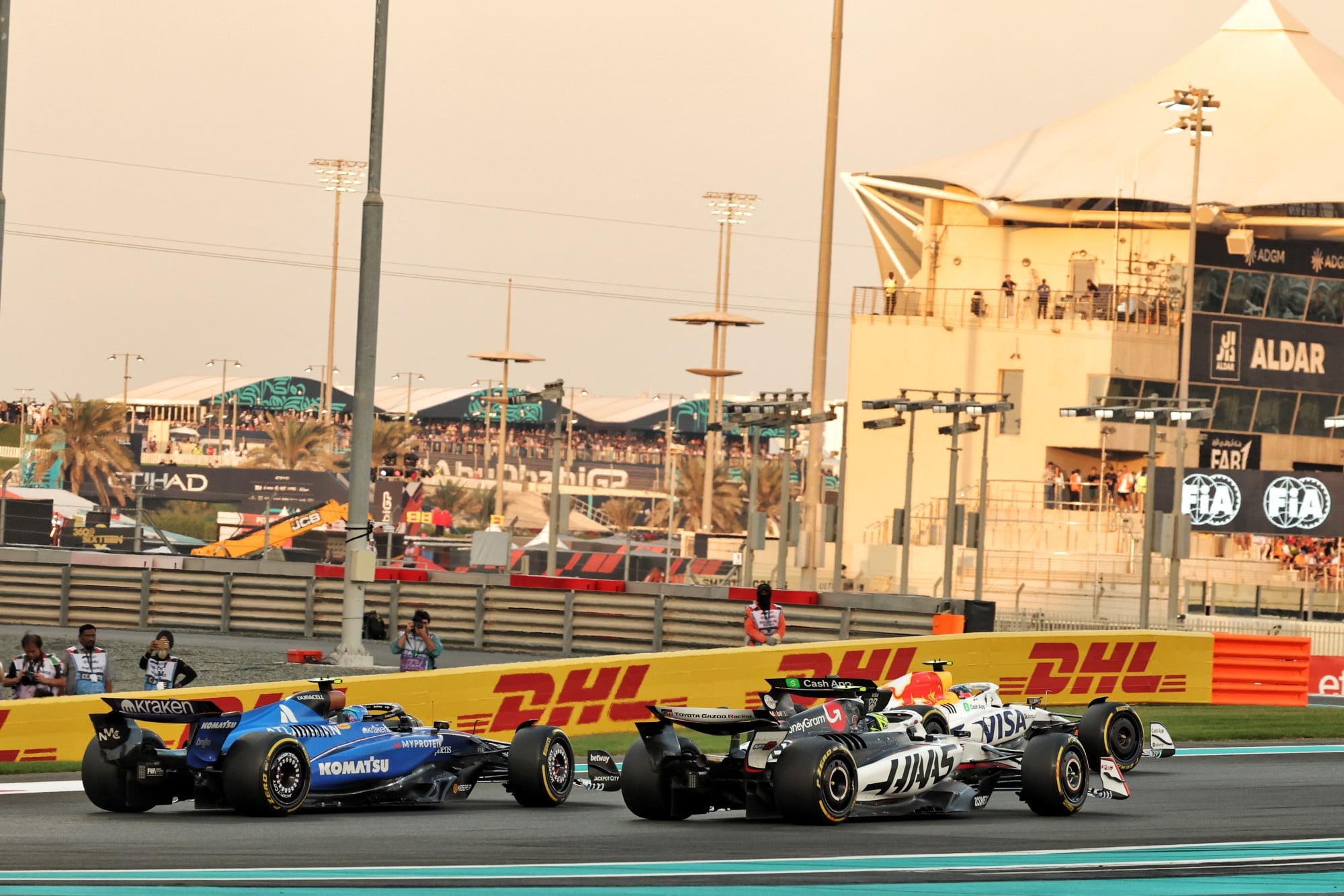 F1: Confira as imagens do GP de Abu Dhabi 2025 Carlos Sainz (ESP) Atlassian Williams Racing FW47 behind Oliver Bearman (GBR) Haas VF-25 and Liam Lawson (NZL) Racing Bulls VCARB 02.