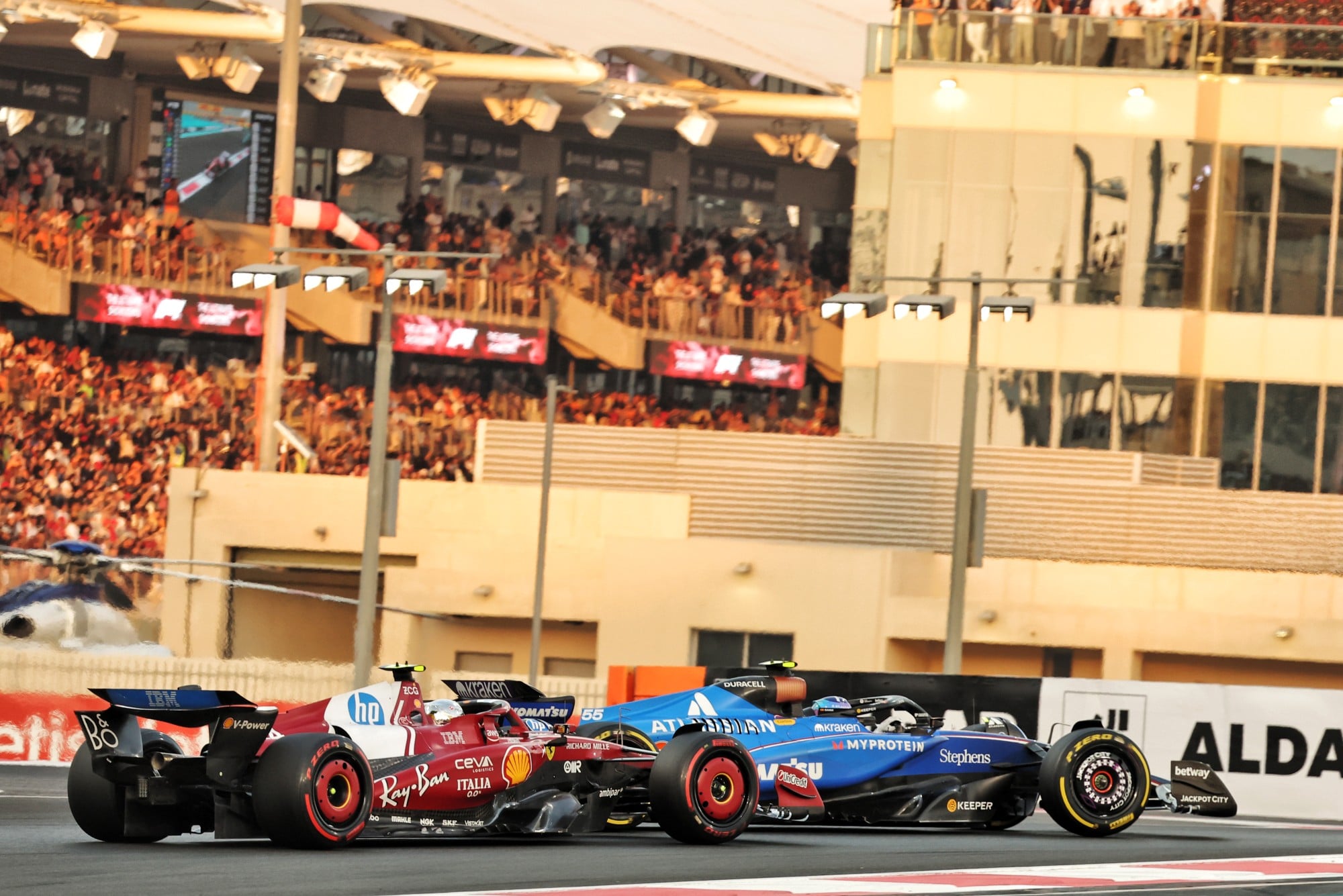 F1: Confira as imagens do GP de Abu Dhabi 2025 Carlos Sainz (ESP) Atlassian Williams Racing FW47 and Lewis Hamilton (GBR) Ferrari SF-25.