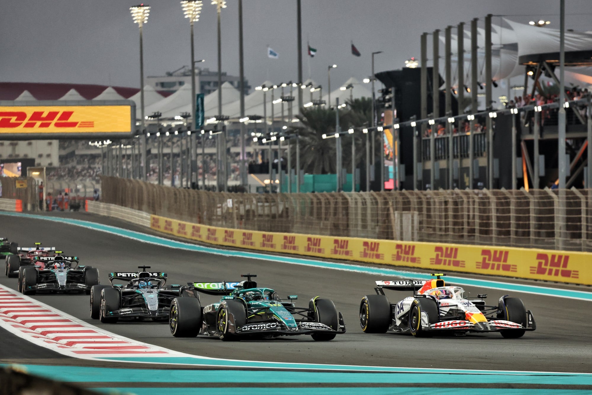 F1: Confira as imagens do GP de Abu Dhabi 2025 Lance Stroll (CDN) Aston Martin F1 Team AMR25 and Liam Lawson (NZL) Racing Bulls VCARB 02.