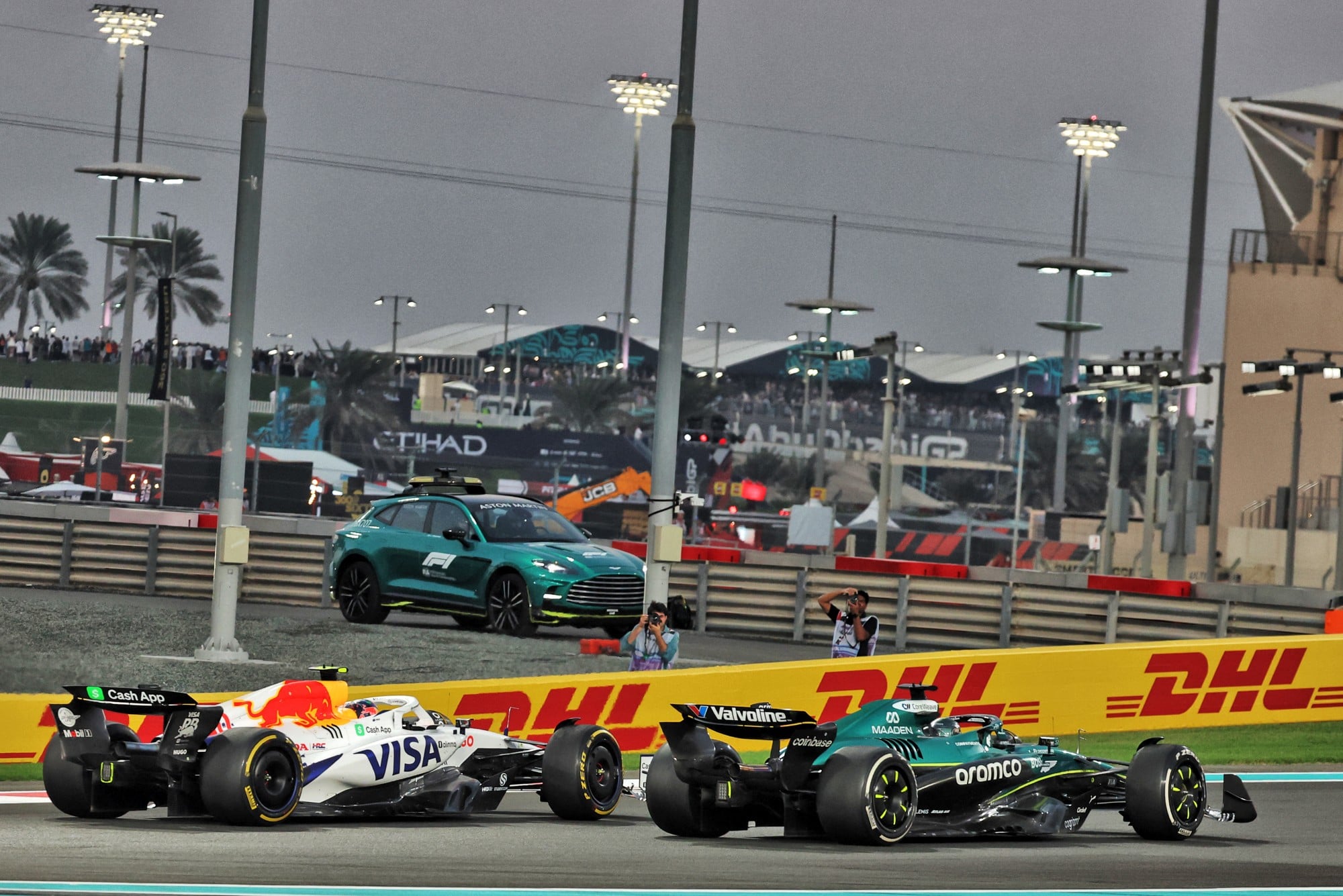 F1: Confira as imagens do GP de Abu Dhabi 2025 Lance Stroll (CDN) Aston Martin F1 Team AMR25 and Liam Lawson (NZL) Racing Bulls VCARB 02.