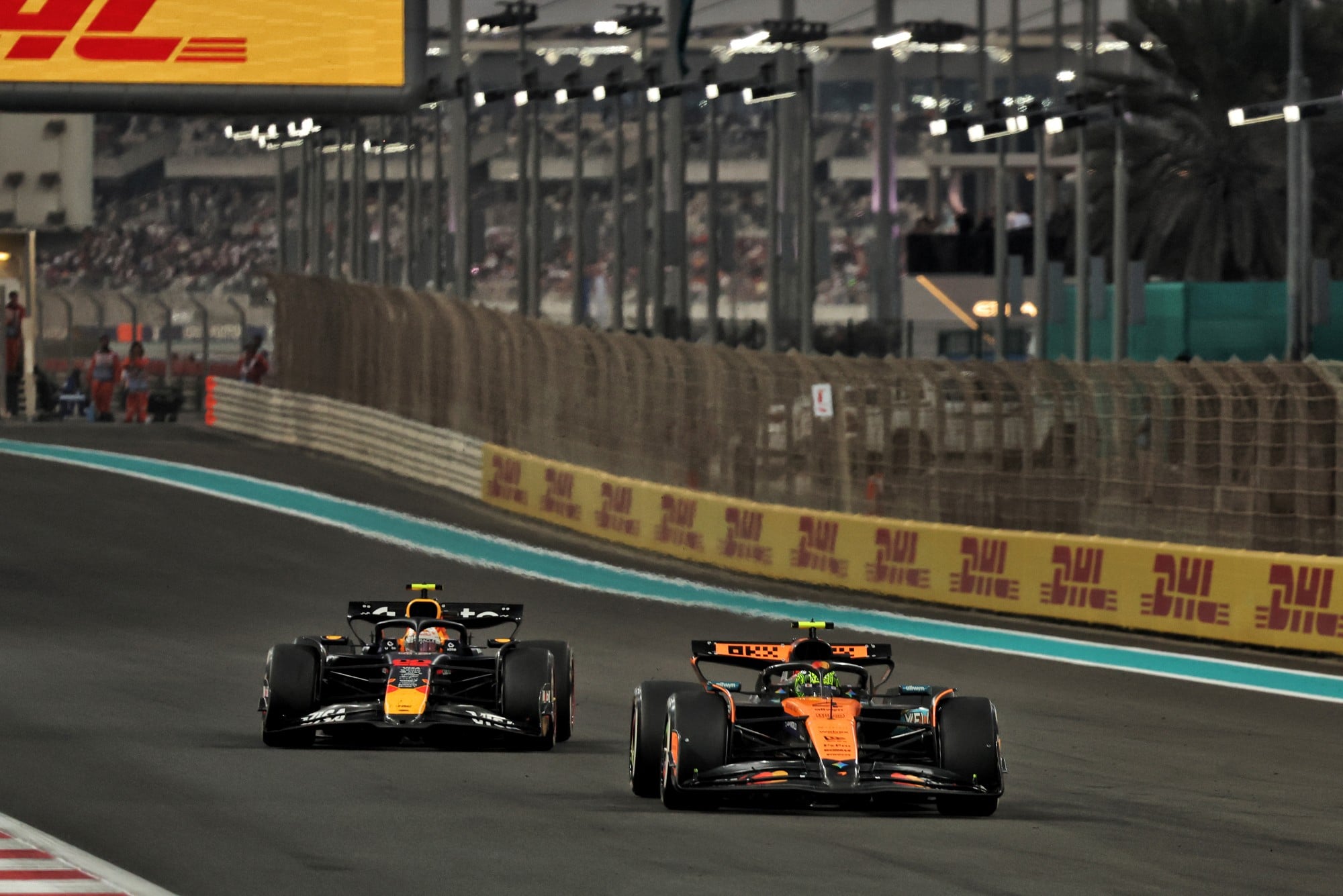 F1: Confira as imagens do GP de Abu Dhabi 2025 Yuki Tsunoda (JPN) Red Bull Racing RB21 and Lando Norris (GBR) McLaren MCL39 battle for position.
